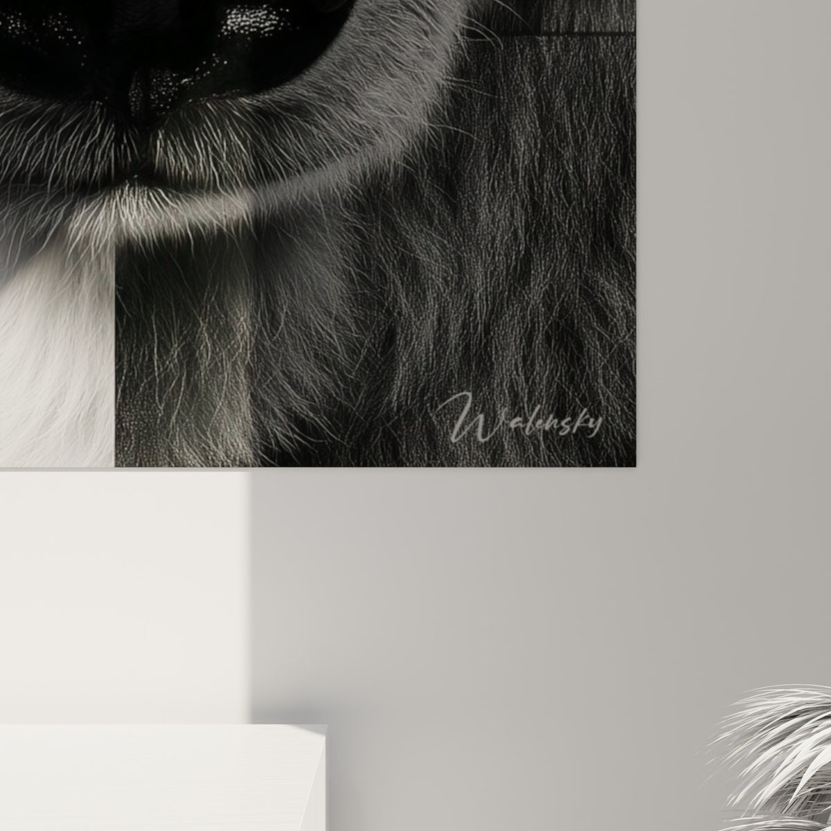 Détail de la fourrure blanche et grise de l'ours polaire, grain photographique visible autour de la truffe noire luisante.