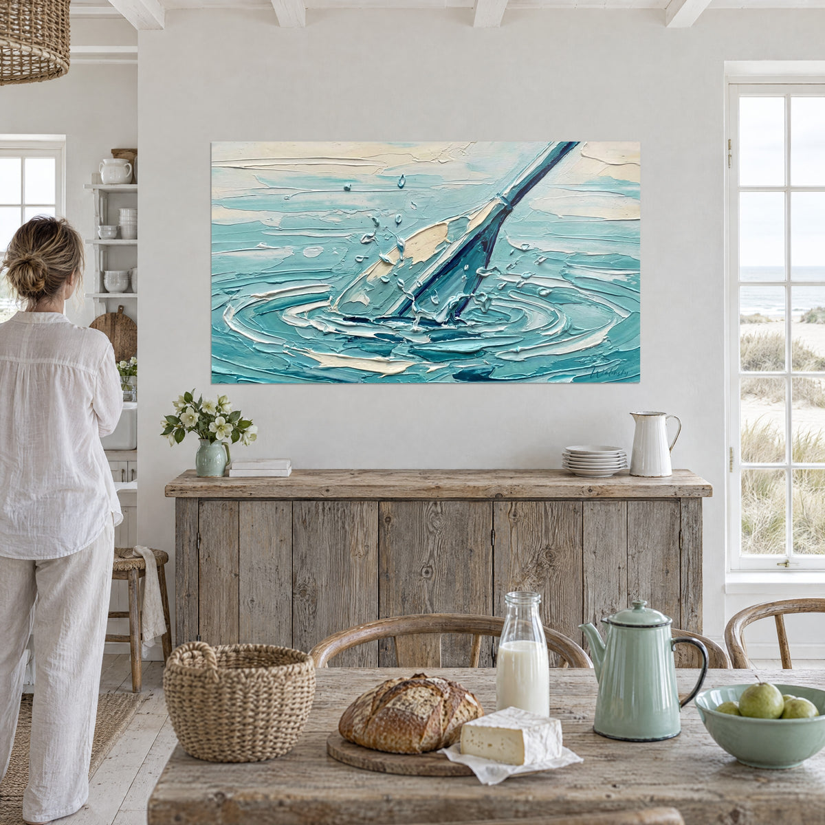 Schilderij peddel in dik olieverf, gletsjerblauw en lichte zand, ringen in het water, witte muur, ruw houten dressoir