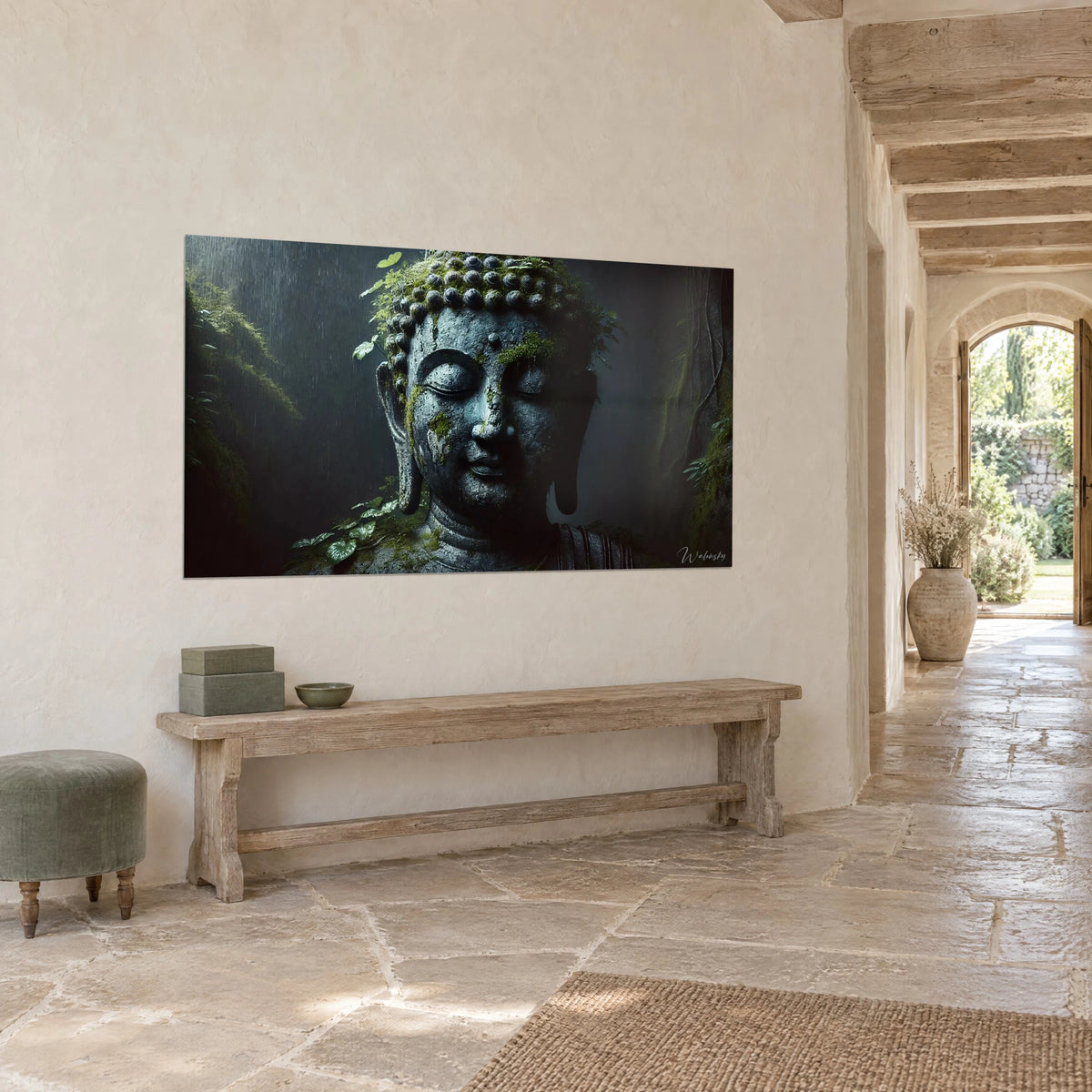Quadro statua di Buddha con le palpebre chiuse, pietra grigio-azzurra e muschio verde, appeso accanto a una panca di pietra di casa