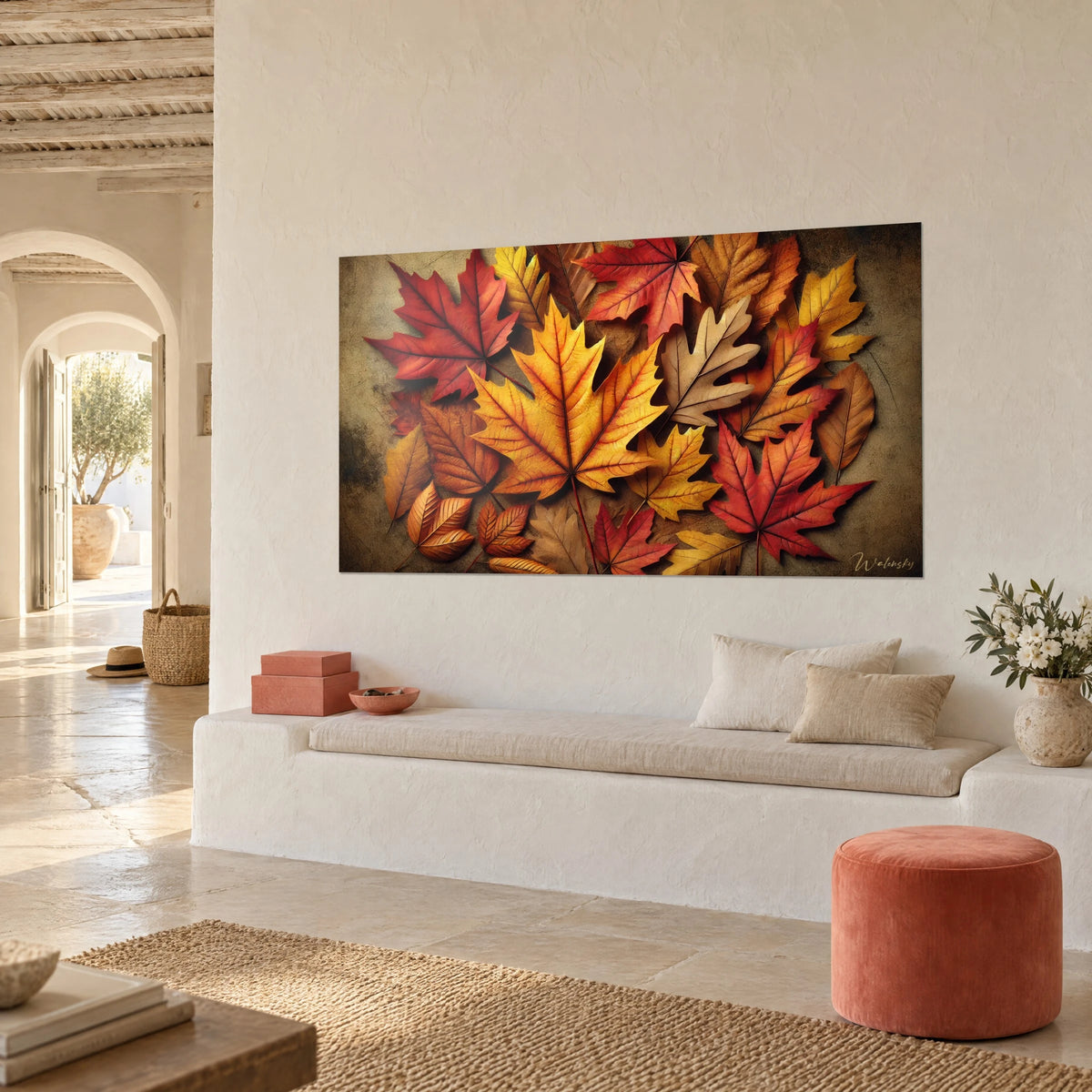 Cuadro en mosaico de hojas de otoño naranja vivo y carmín, nervaduras doradas, vista de tres cuartos en una casa mediterránea