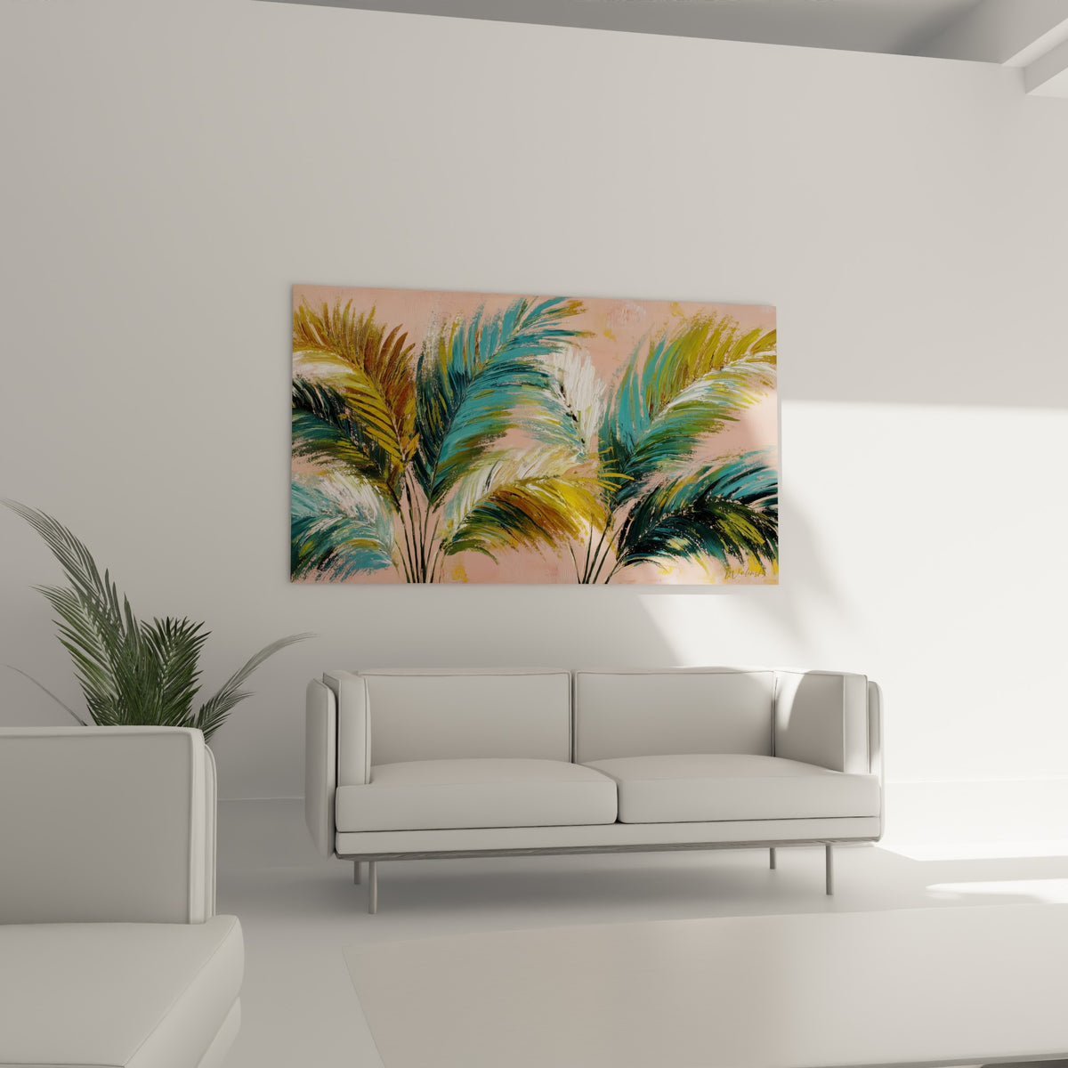 Feuillage tropical vert olive et doré de ce tableau Palmier au-dessus d'un canapé dans un salon lumineux