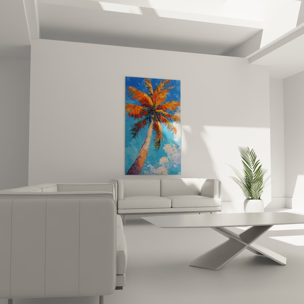 Cime orangée du palmier contrastant avec le bleu profond du ciel, au-dessus d'un canapé dans un salon lumineux