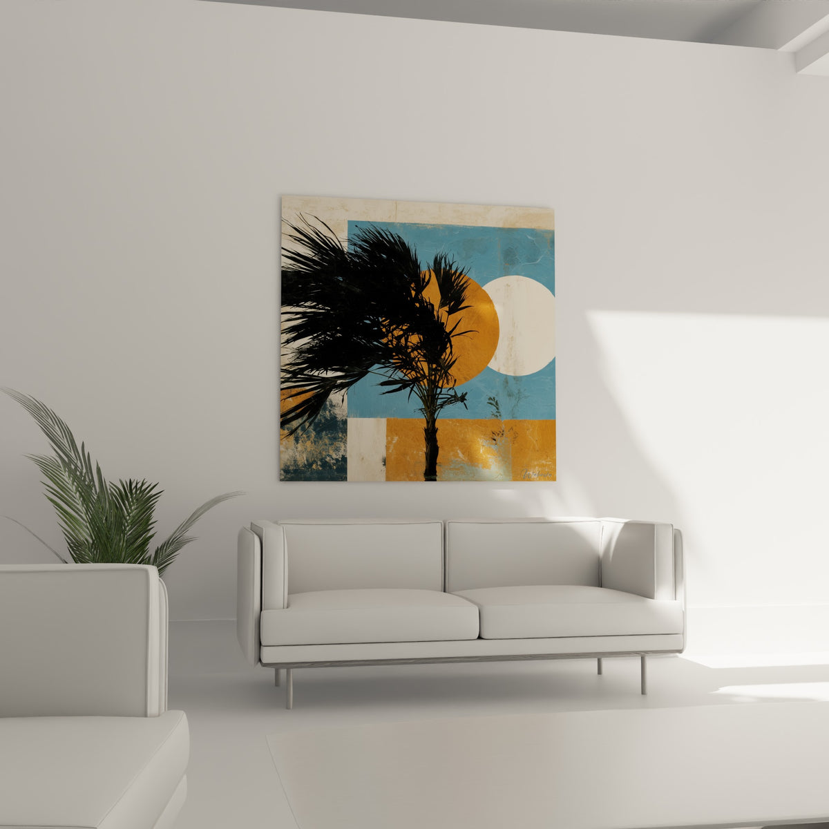 Palmes sombres et cercle doré composant ce tableau, au-dessus d'un canapé dans un salon lumineux