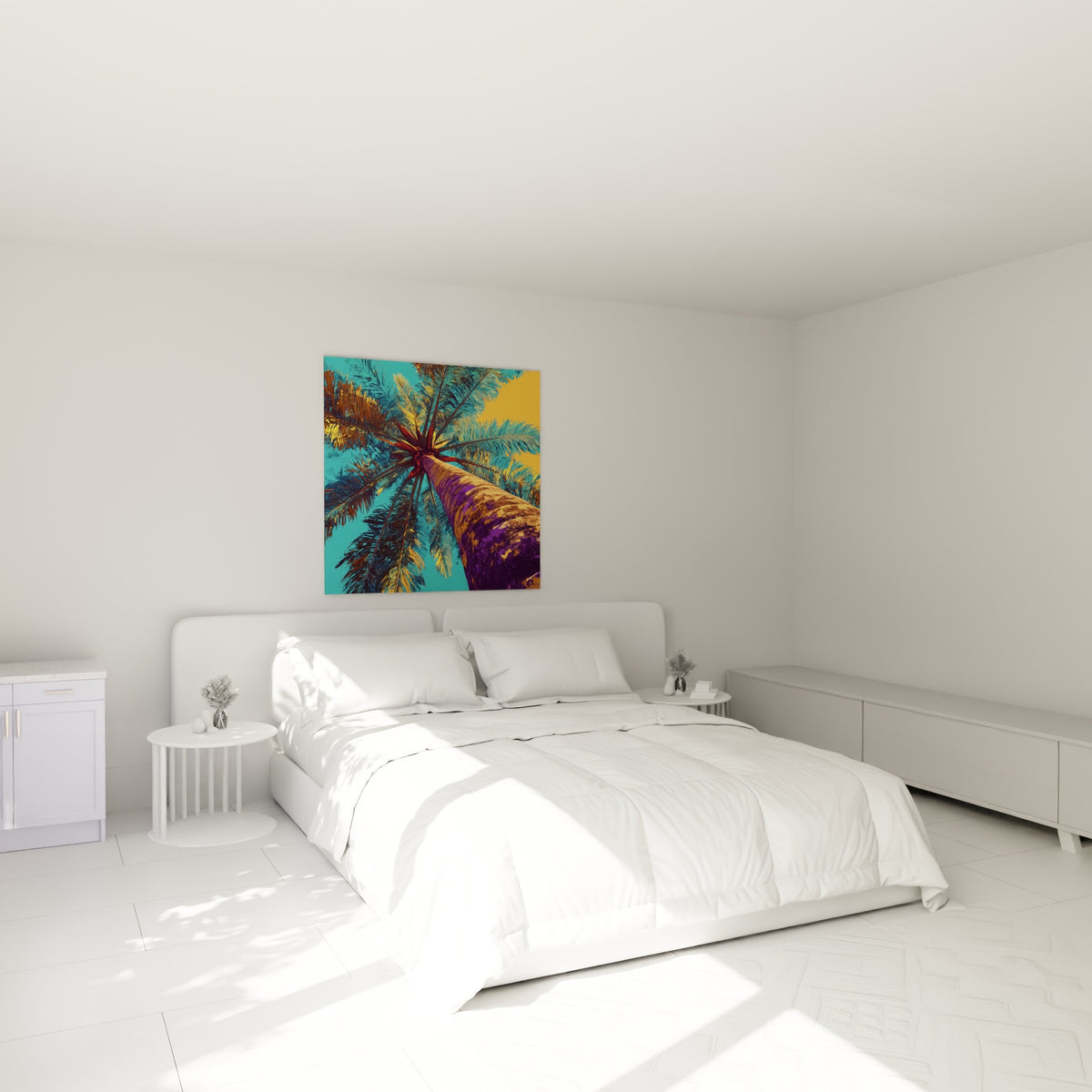 Feuillage turquoise et tronc violet du palmier accrochés au-dessus d'un lit dans une chambre claire