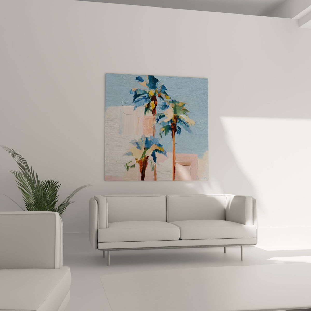 Palmiers roses et bleu pastel, touches dorées visibles, disposés au-dessus d'un canapé dans un salon lumineux