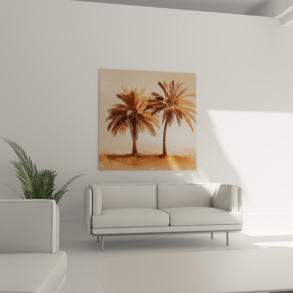 Palmiers ocre et beige sable, troncs élancés, positionnés au-dessus d'un canapé dans un salon lumineux