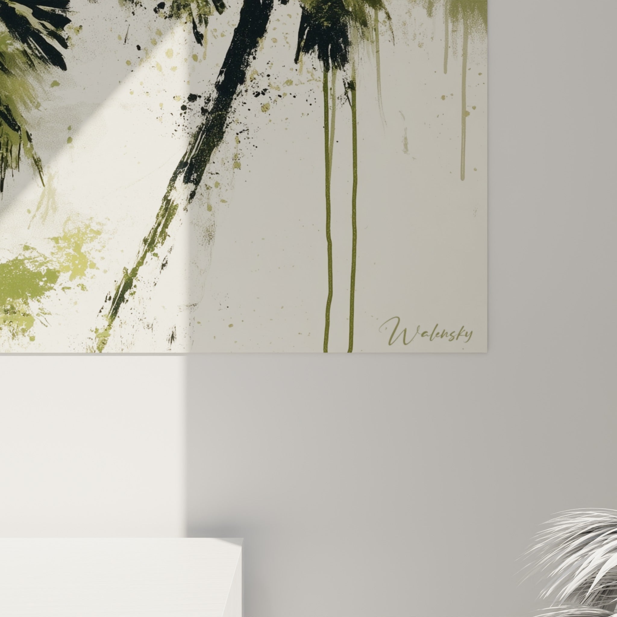 Détail des coulures noires et éclaboussures vert olive sur toile ivoire, matière encrée et texturée