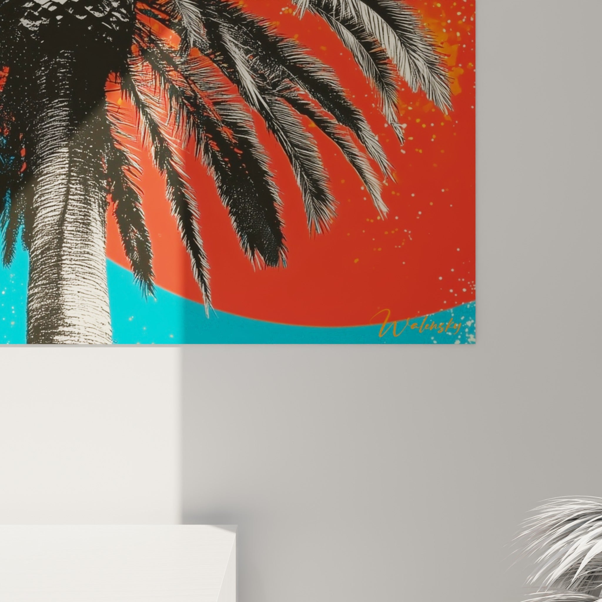 Détail des palmes noires finement dessinées contre les aplats orange et bleu turquoise granuleux