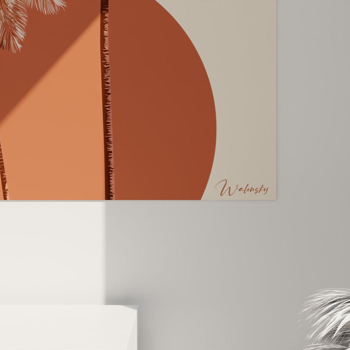 Détail des palmes brunes et rouille aux traits fins, contraste net avec le disque terracotta et le fond crème