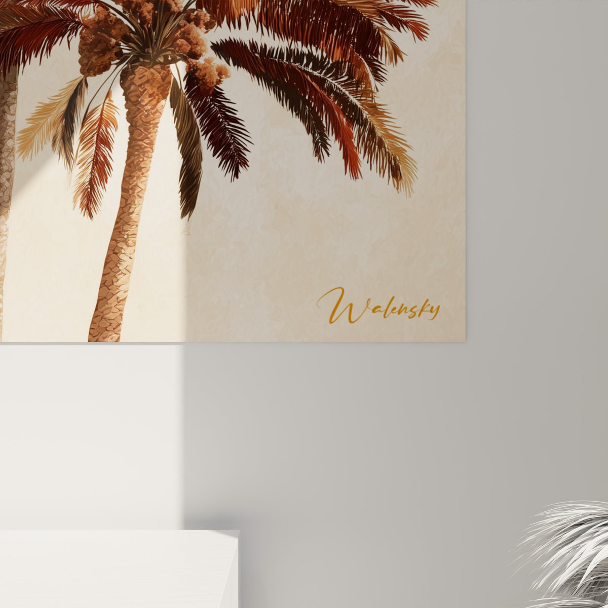 Détail des palmes brun sépia et ocre doré révélant la finesse du trait et la texture du fond beige