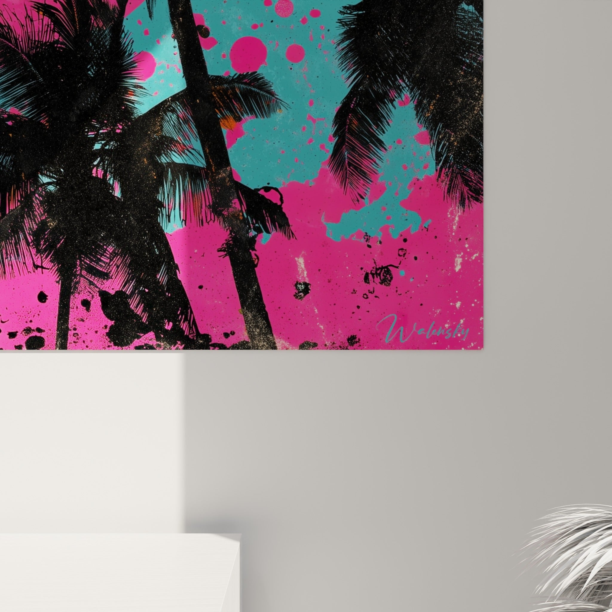 Grain de peinture éclaboussée en noir, rose et orangé visible sur ce tableau palmier accroché