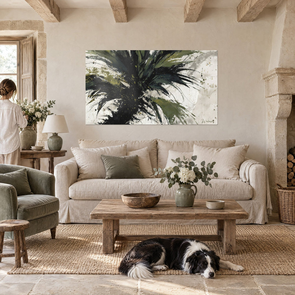 Gemälde Palmenblatt mit schwarzen und olivgrünen Wedeln, gespritzt und mit Laufspuren auf cremefarbenem Grund, über einem Sofa in einem hellen Wohnzimmer