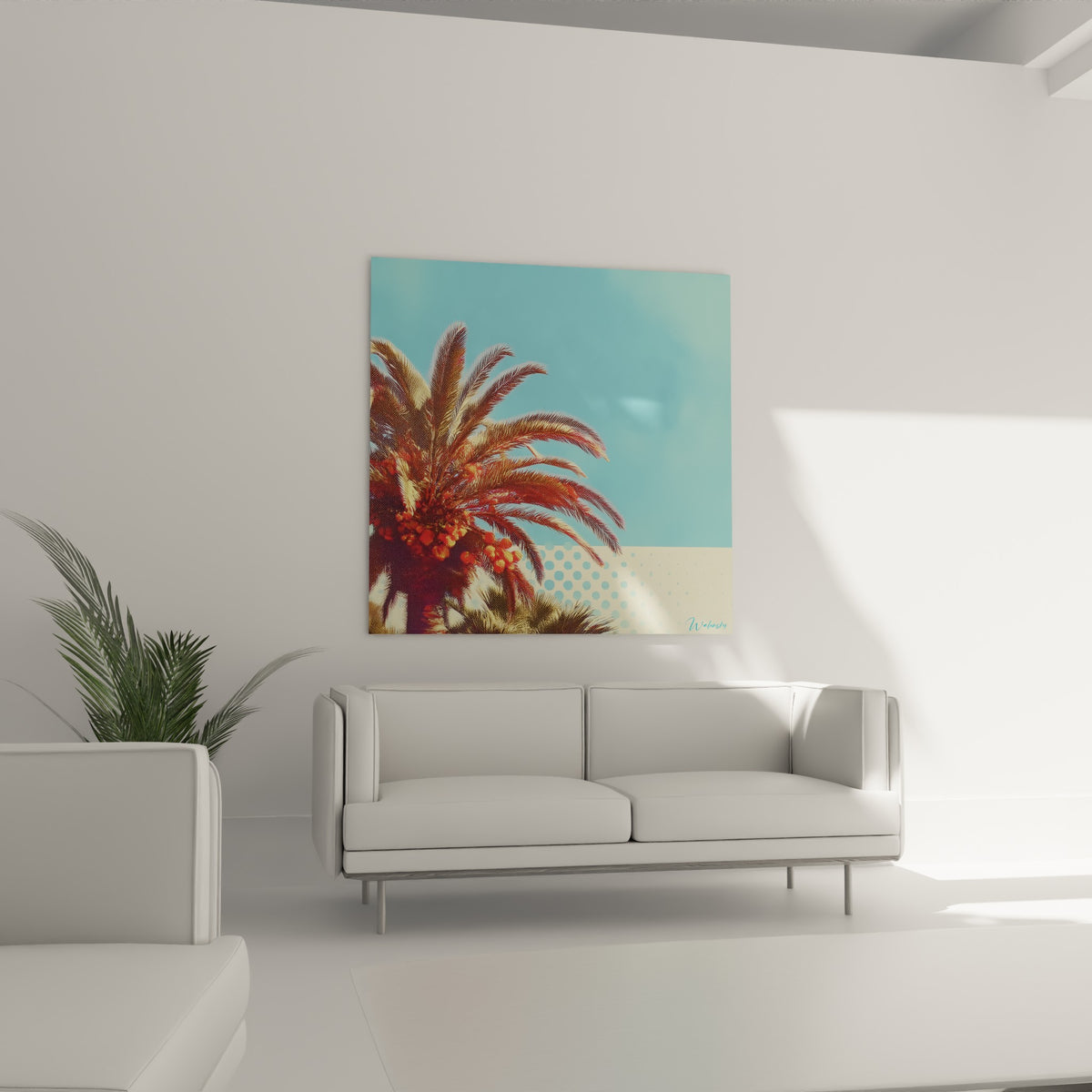 Grappes de dattes orangées et palmes ocre du palmier au-dessus d'un canapé dans un salon lumineux