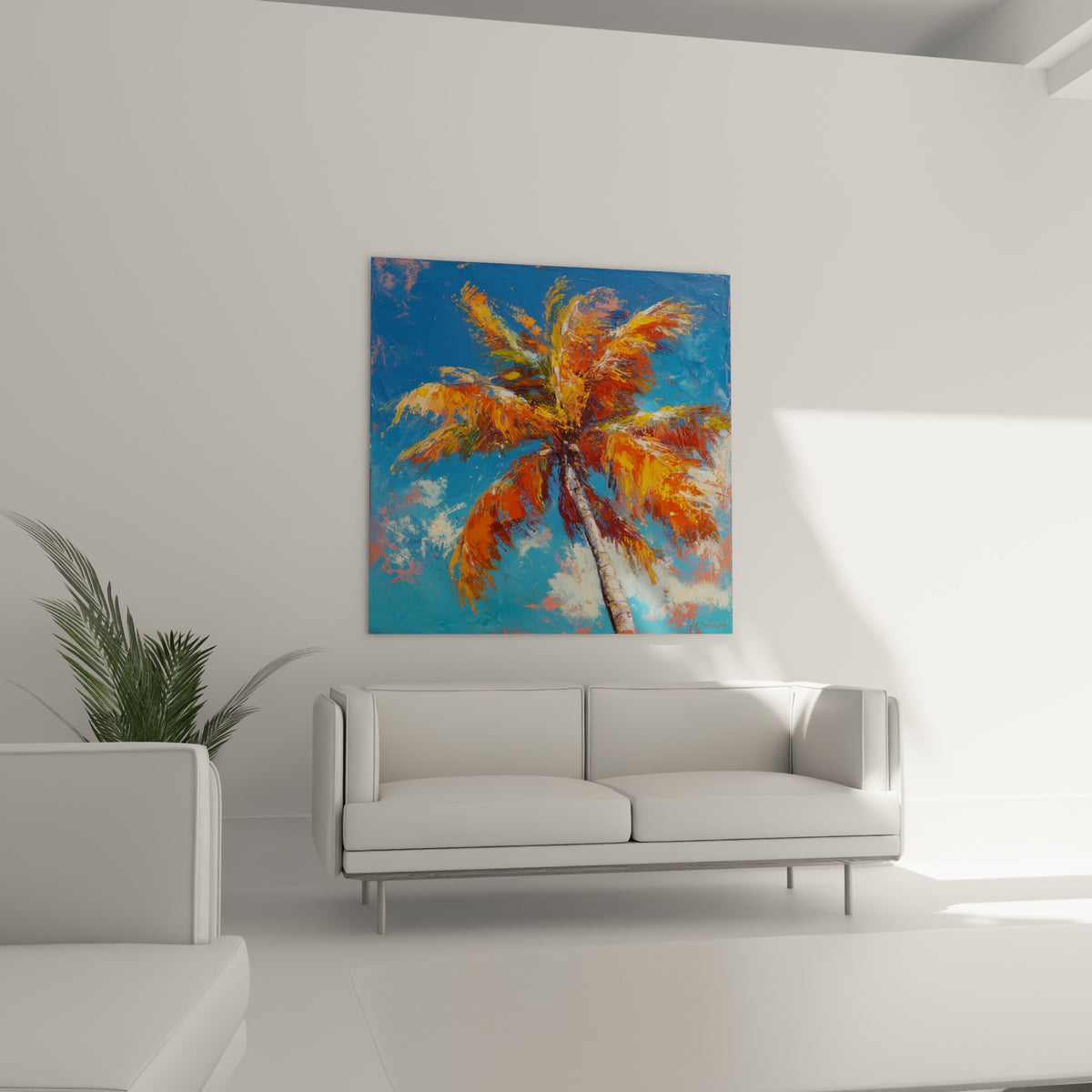 Feuillage ardent du palmier orange et bleu, suspendu au-dessus d'un canapé dans un salon lumineux