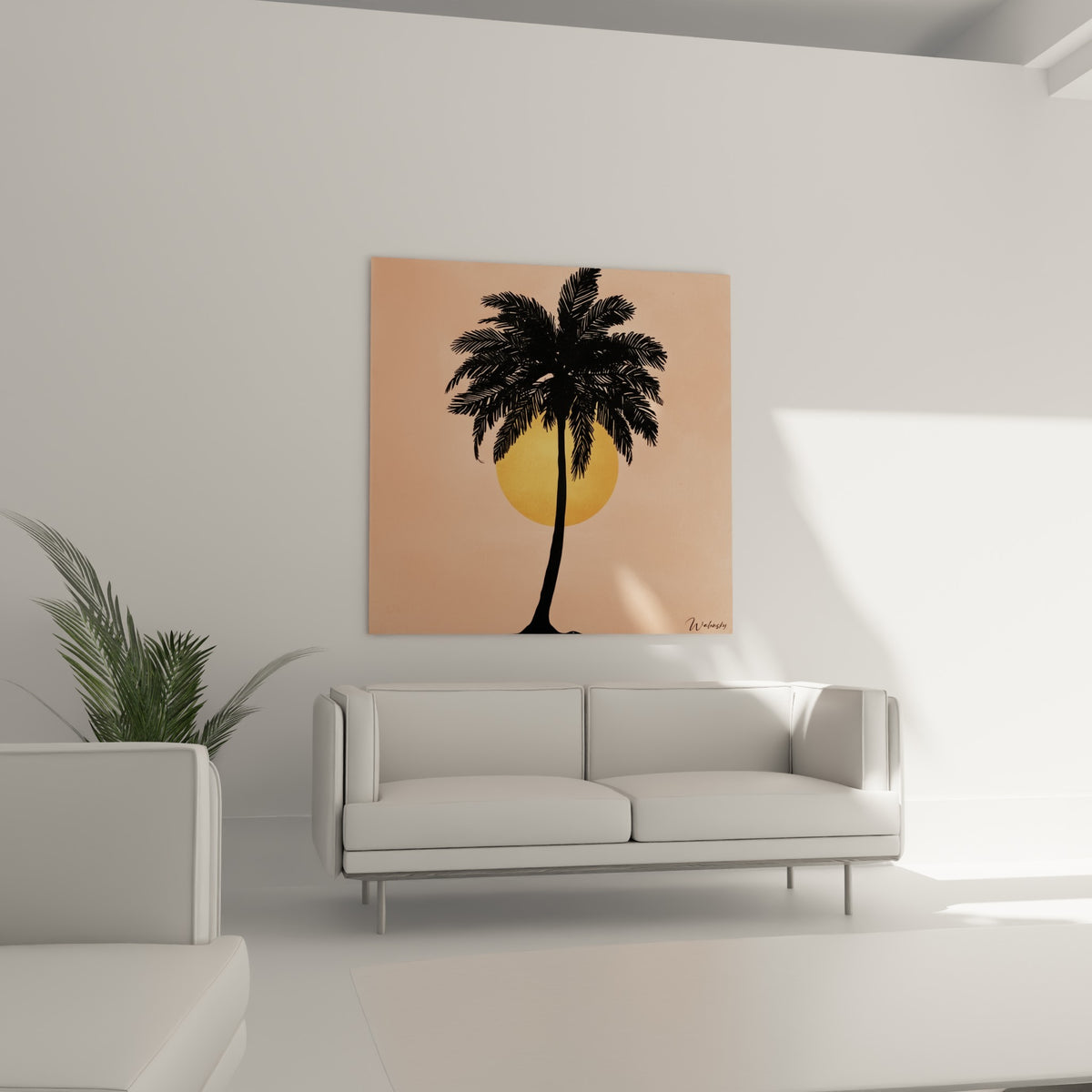 Palmes noires dessinées et disque doré sur rose pâle au-dessus d'un canapé dans un salon lumineux