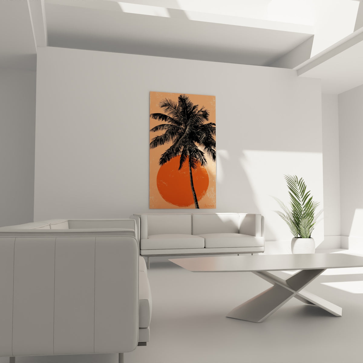 Feuillage sombre du palmier et rond orange vif au-dessus d'un canapé dans un salon lumineux