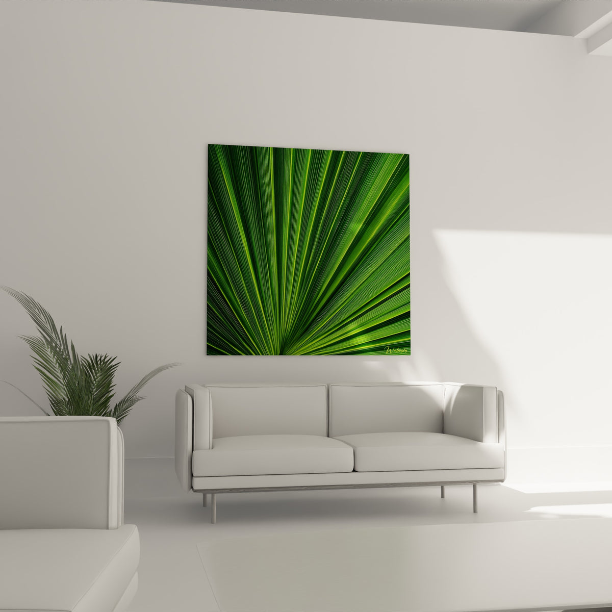 Nervures de palmier doré et vert émeraude disposées au-dessus d'un canapé dans un salon lumineux