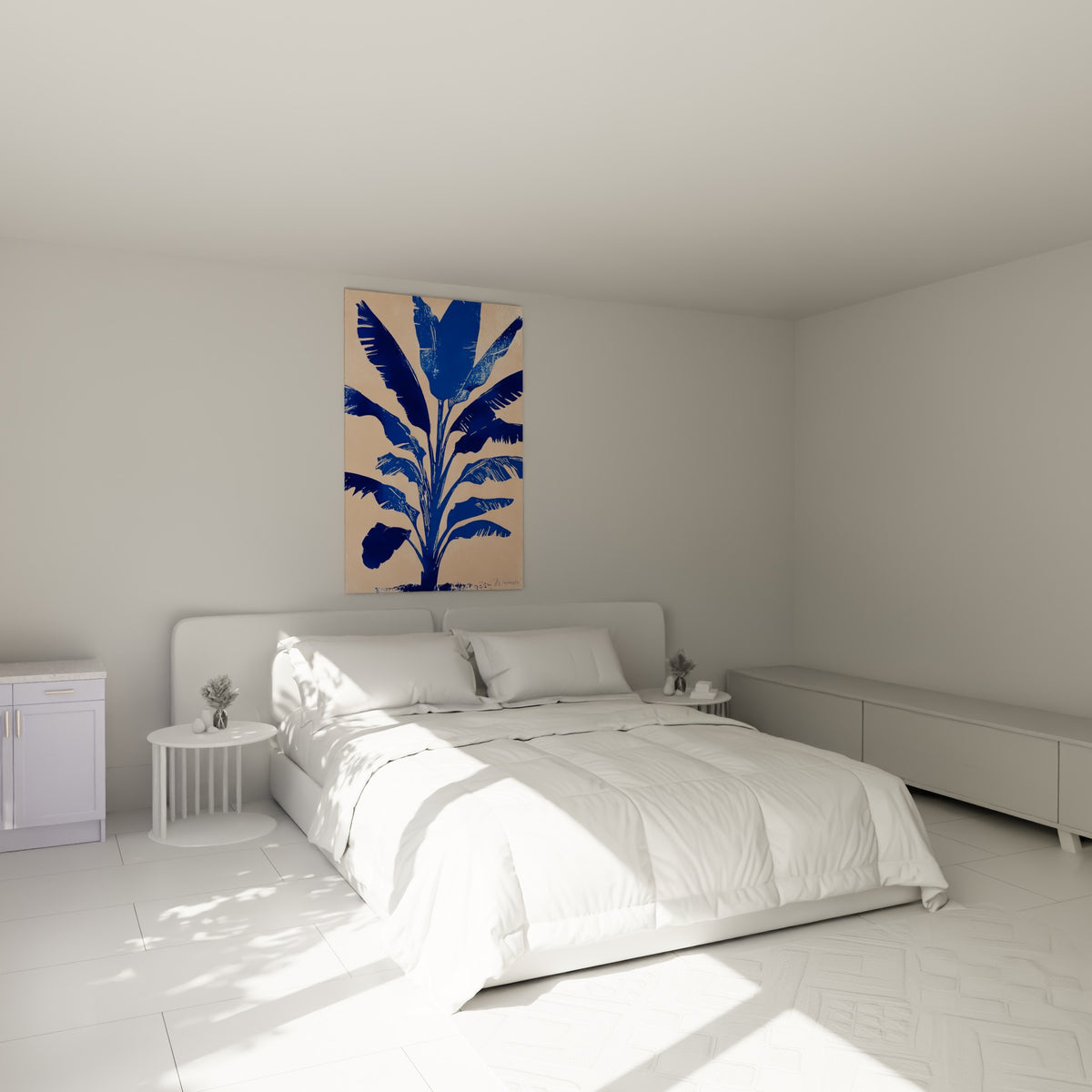 Palmier bleu marine et rosé pâle accroché au-dessus d'un lit dans une chambre claire et épurée