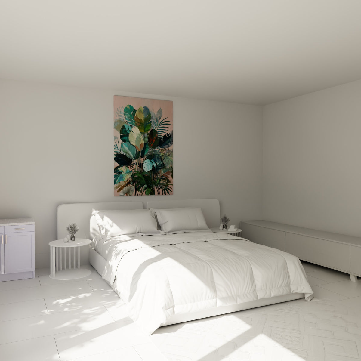 Feuilles tropicales vert forêt et rose pâle du Palmier, accrochées au-dessus d'un lit dans une chambre claire