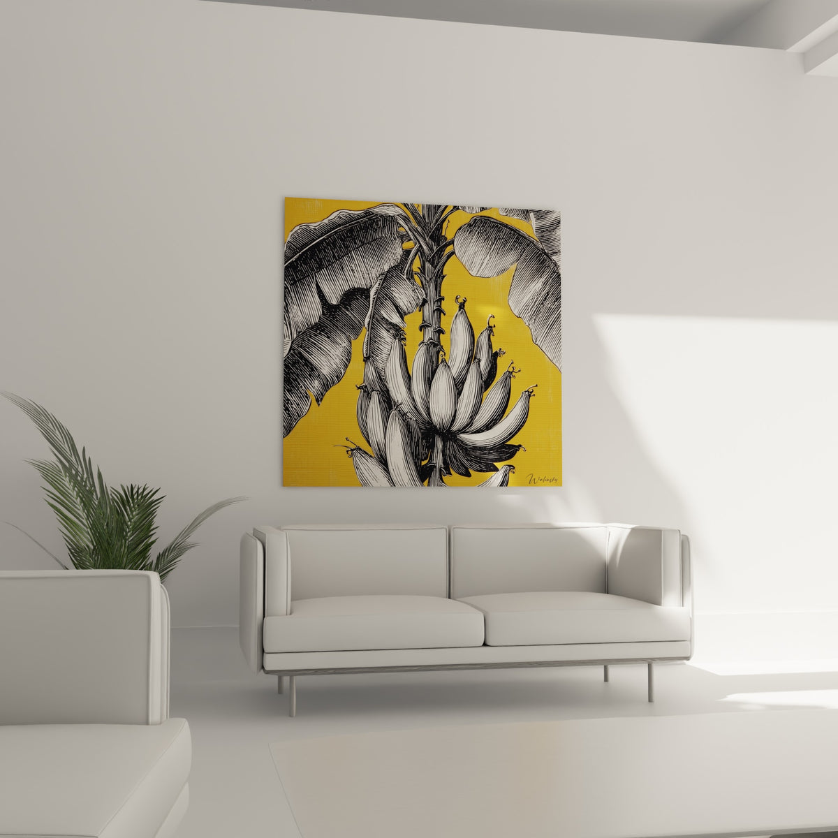 Feuilles de bananier en encrage noir et blanc, fond ocre chaud, au-dessus d'un canapé dans un salon lumineux