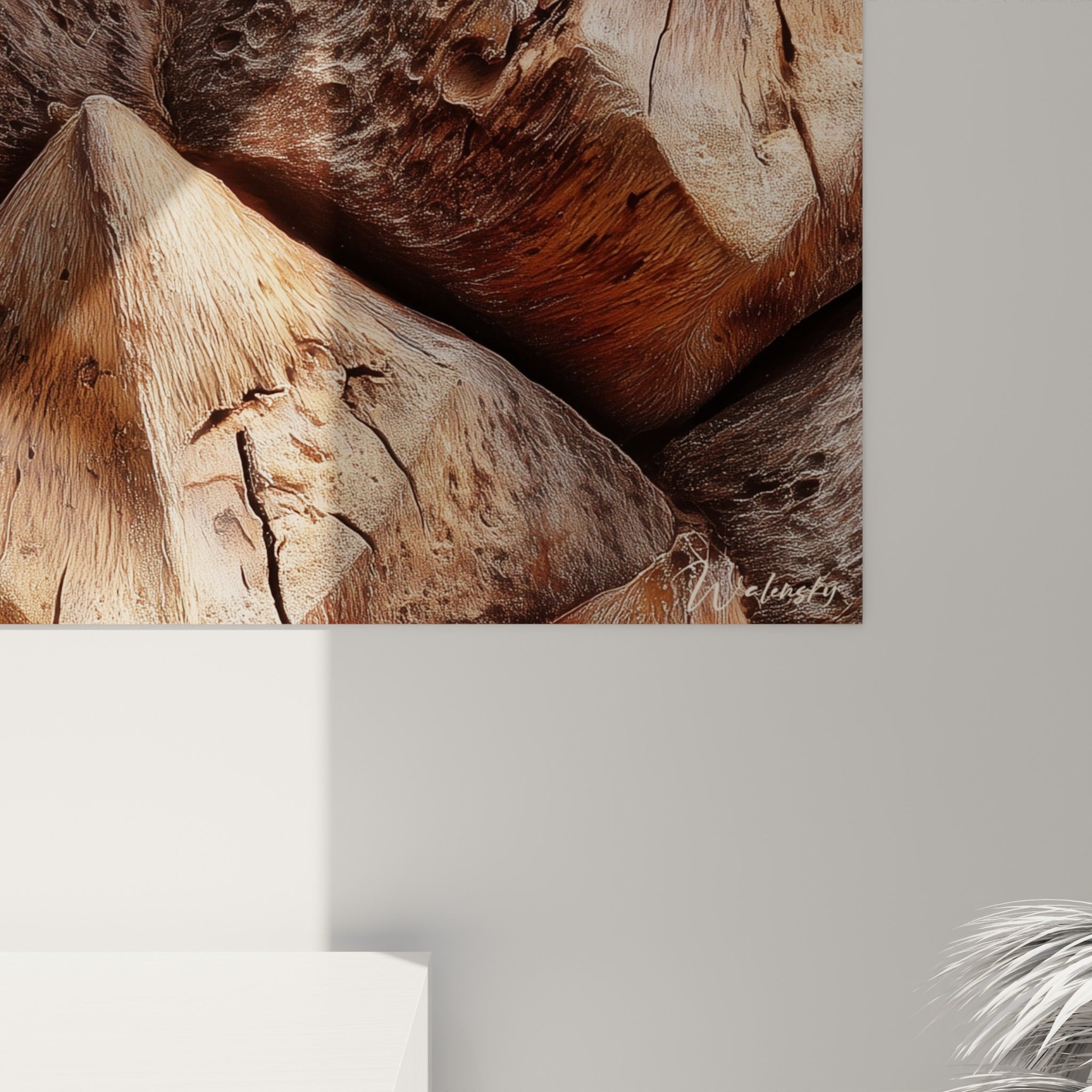 Détail de la matière imprimée du Palmier révélant fissures et grain brun sur fond beige clair