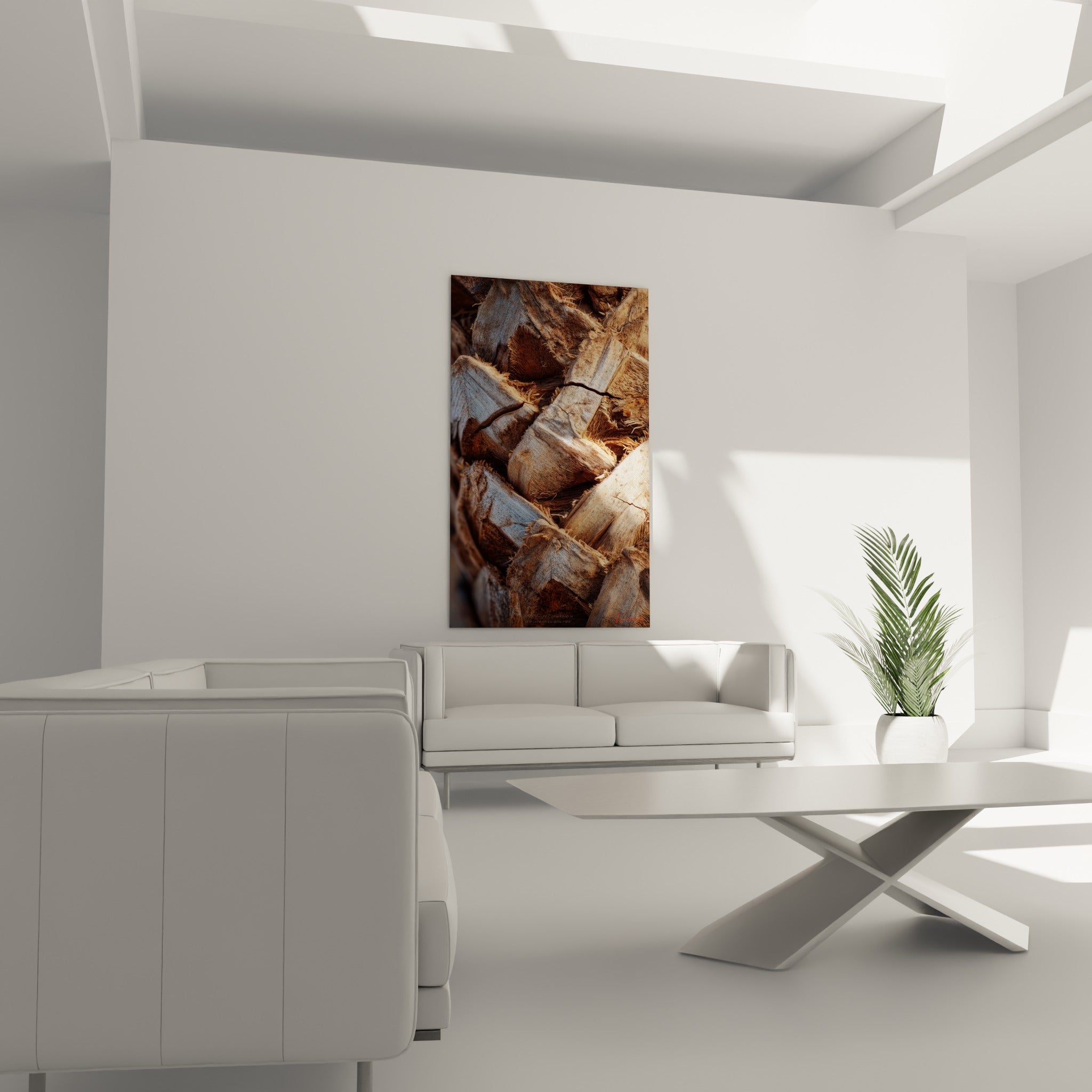 Motif d'écorce de palmier beige et brun cuivré, suspendu au-dessus d'un canapé dans un salon lumineux