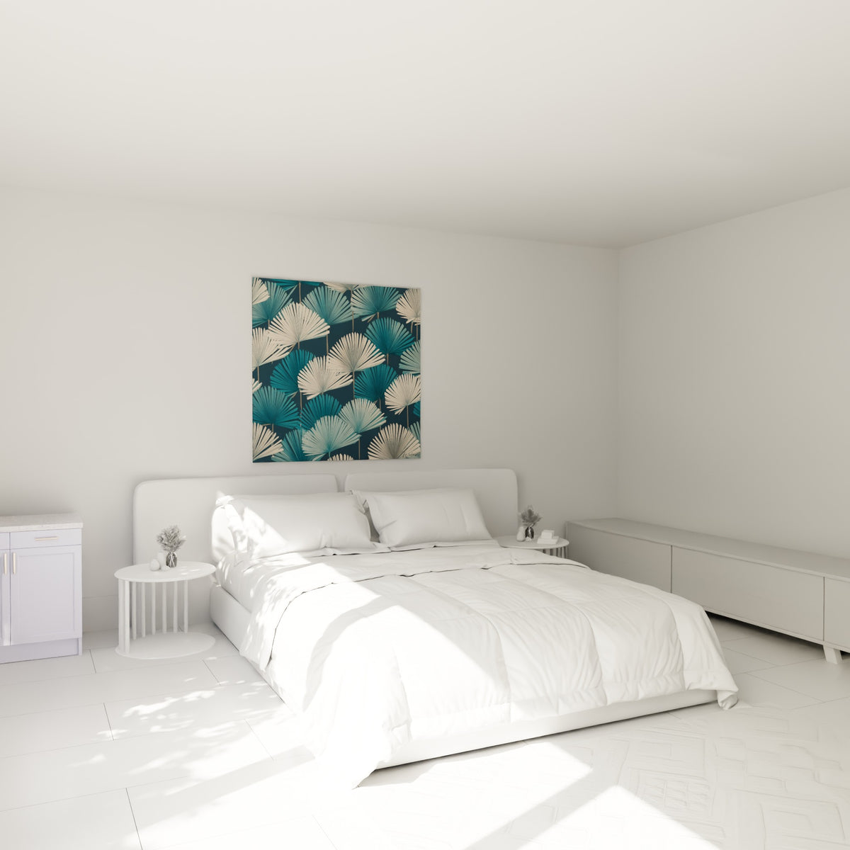 Éventails de palmier ivoire et turquoise sur fond marine, au-dessus d'un lit dans une chambre claire