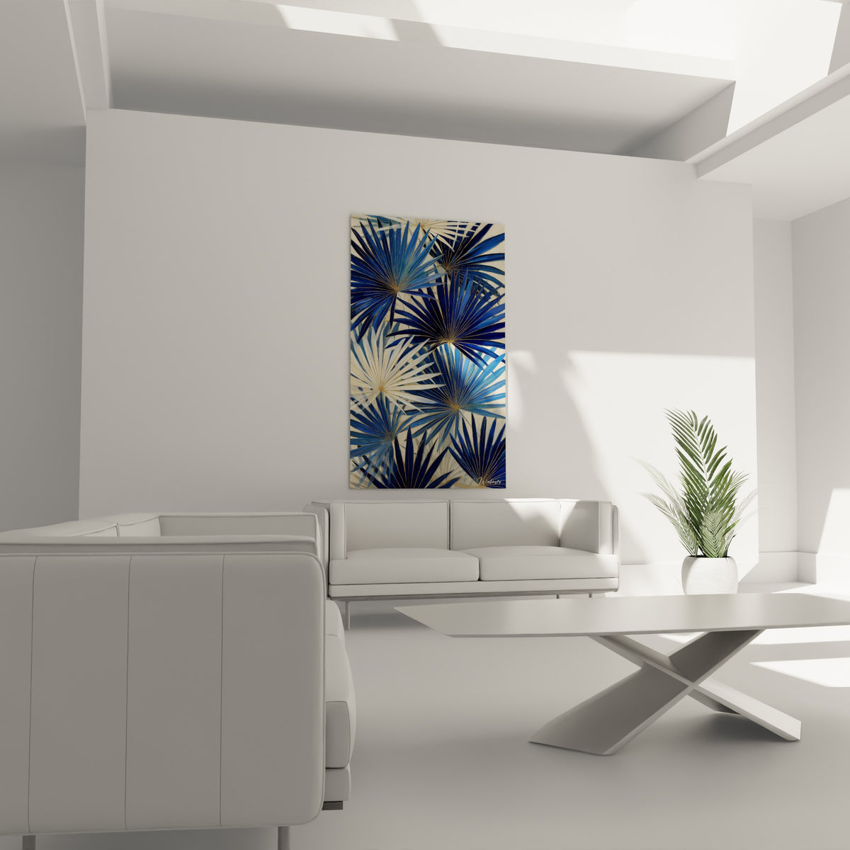 Palmier ivoire et bleu marine aux feuilles en éventail, suspendu au-dessus d'un canapé dans un salon lumineux.