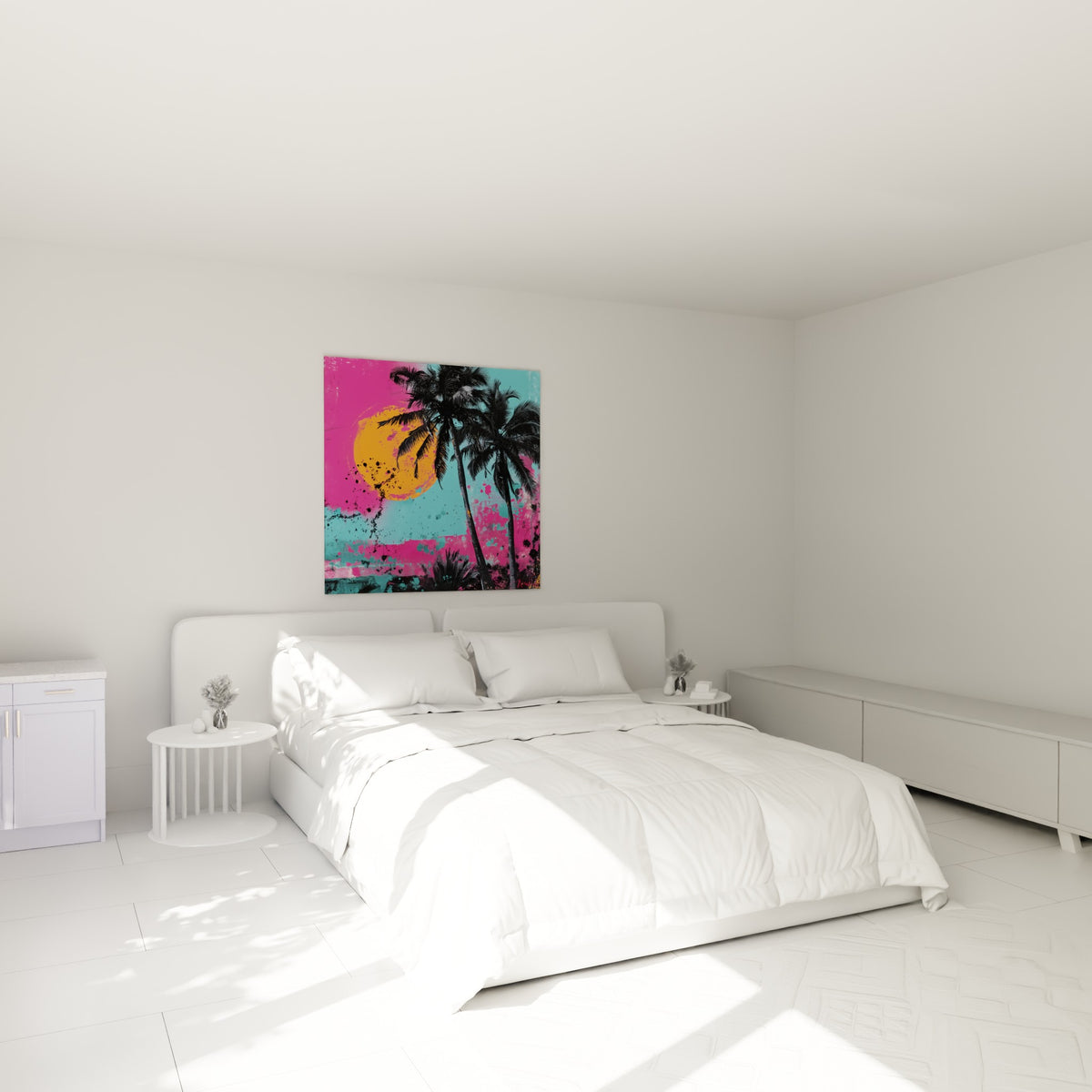 Silhouettes de palmiers noirs et soleil orangé sur fond turquoise, accrochées au-dessus d'un lit dans une chambre claire
