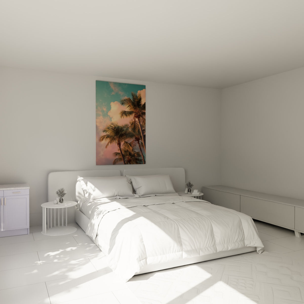 Silhouettes de palmiers vert sombre sur ciel rose et turquoise, au-dessus d'un lit dans une chambre claire