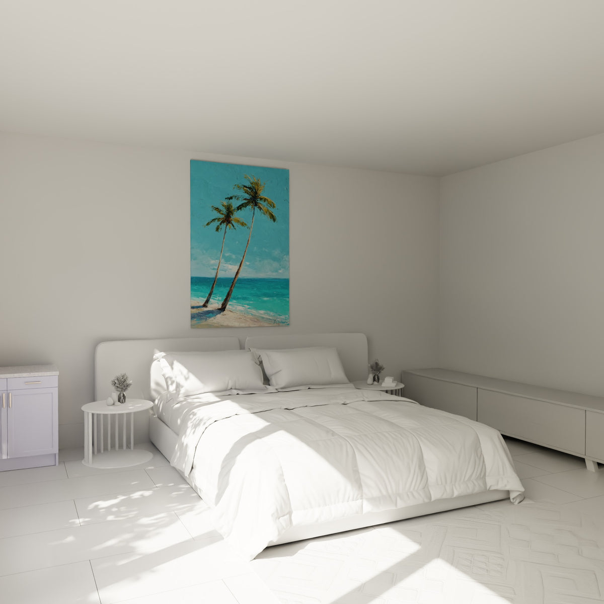 Palmiers inclinés turquoise et sable accrochés au-dessus d'un lit dans une chambre claire