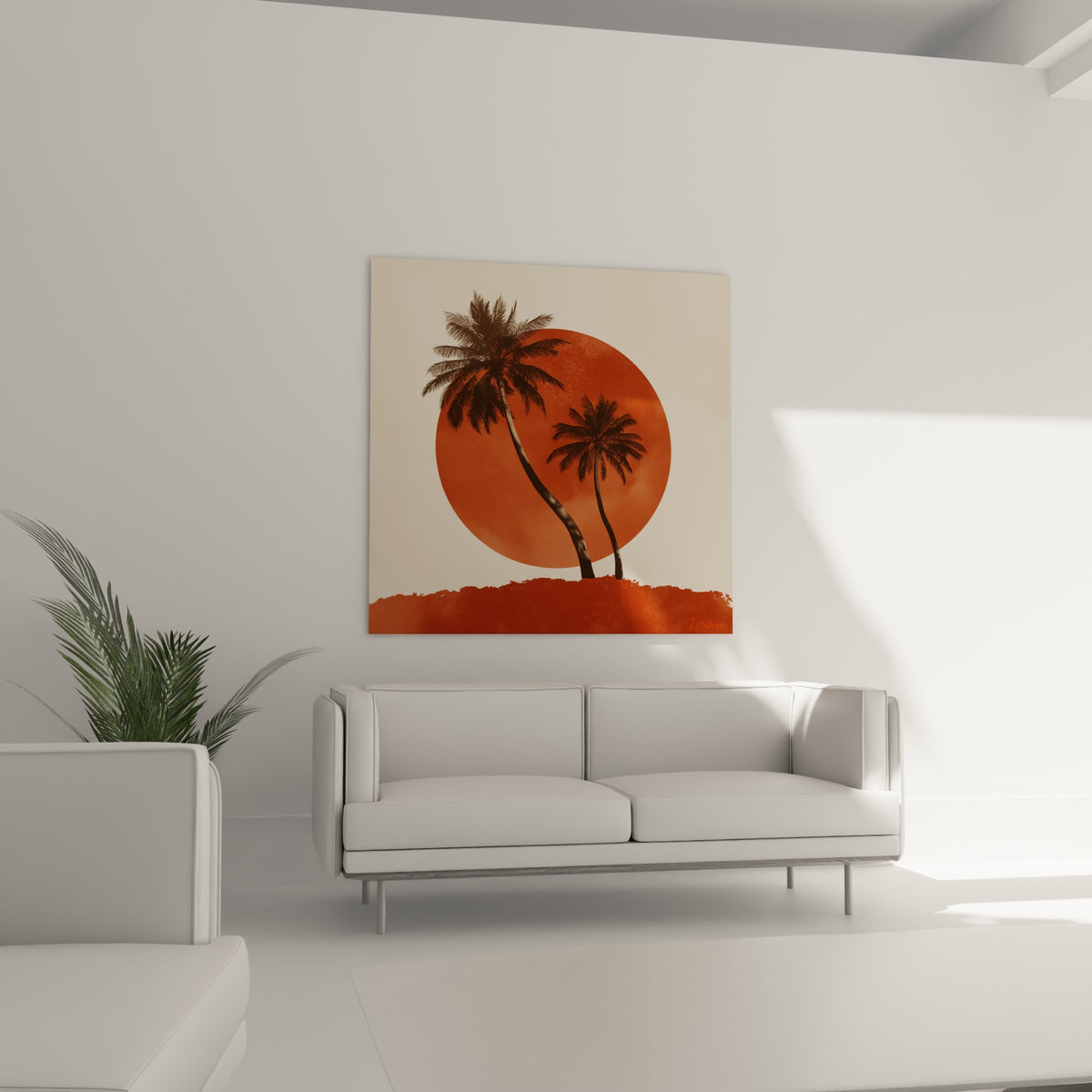 Palmiers penchés devant soleil ocre au-dessus d'un canapé dans un salon lumineux