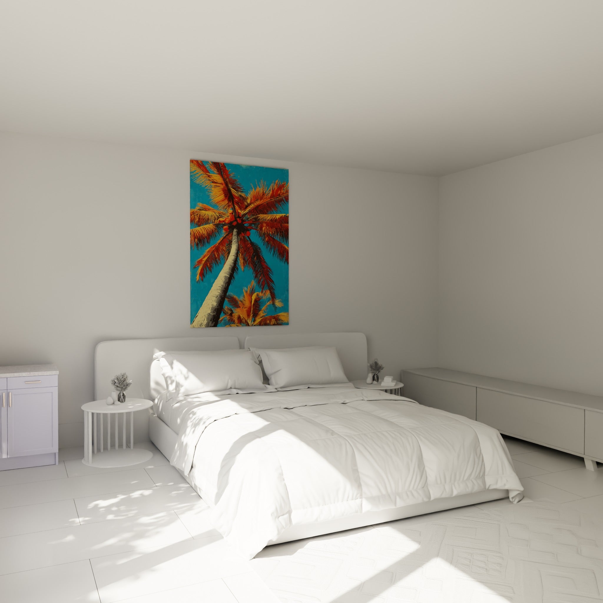 Cocotier aux palmes dorées et orangées, tronc incliné, accroché au-dessus d'un lit dans une chambre claire