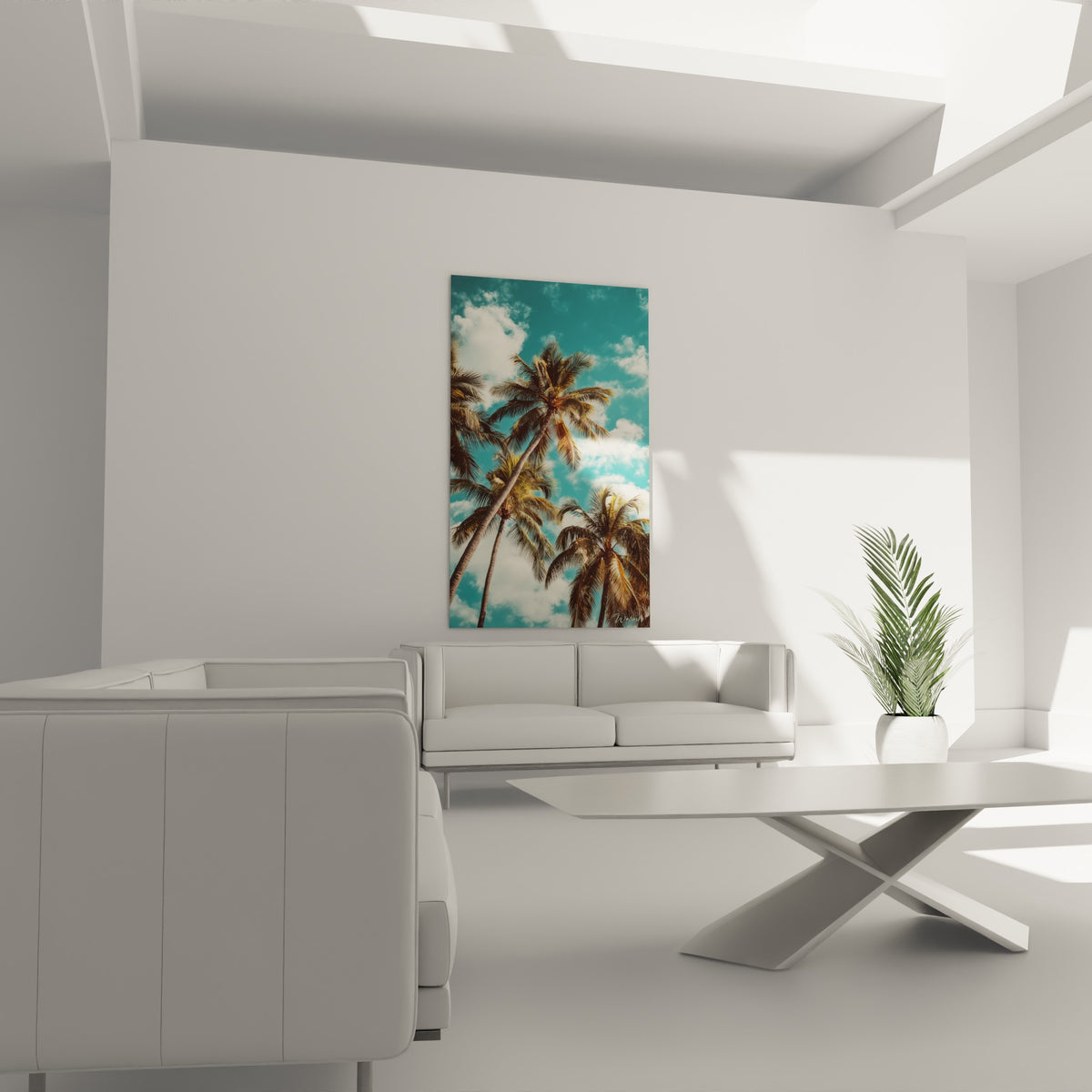 Palmes brunes et dorées se déployant sous un ciel bleu nuageux, au-dessus d'un canapé dans un salon lumineux