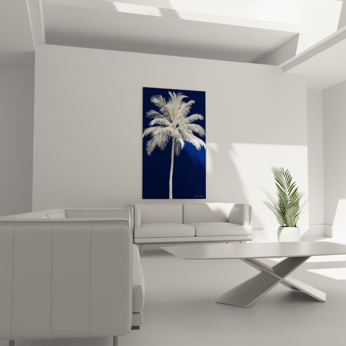Palmes blanches détaillées d'un palmier sur fond bleu nuit, disposées au-dessus d'un canapé dans un salon lumineux
