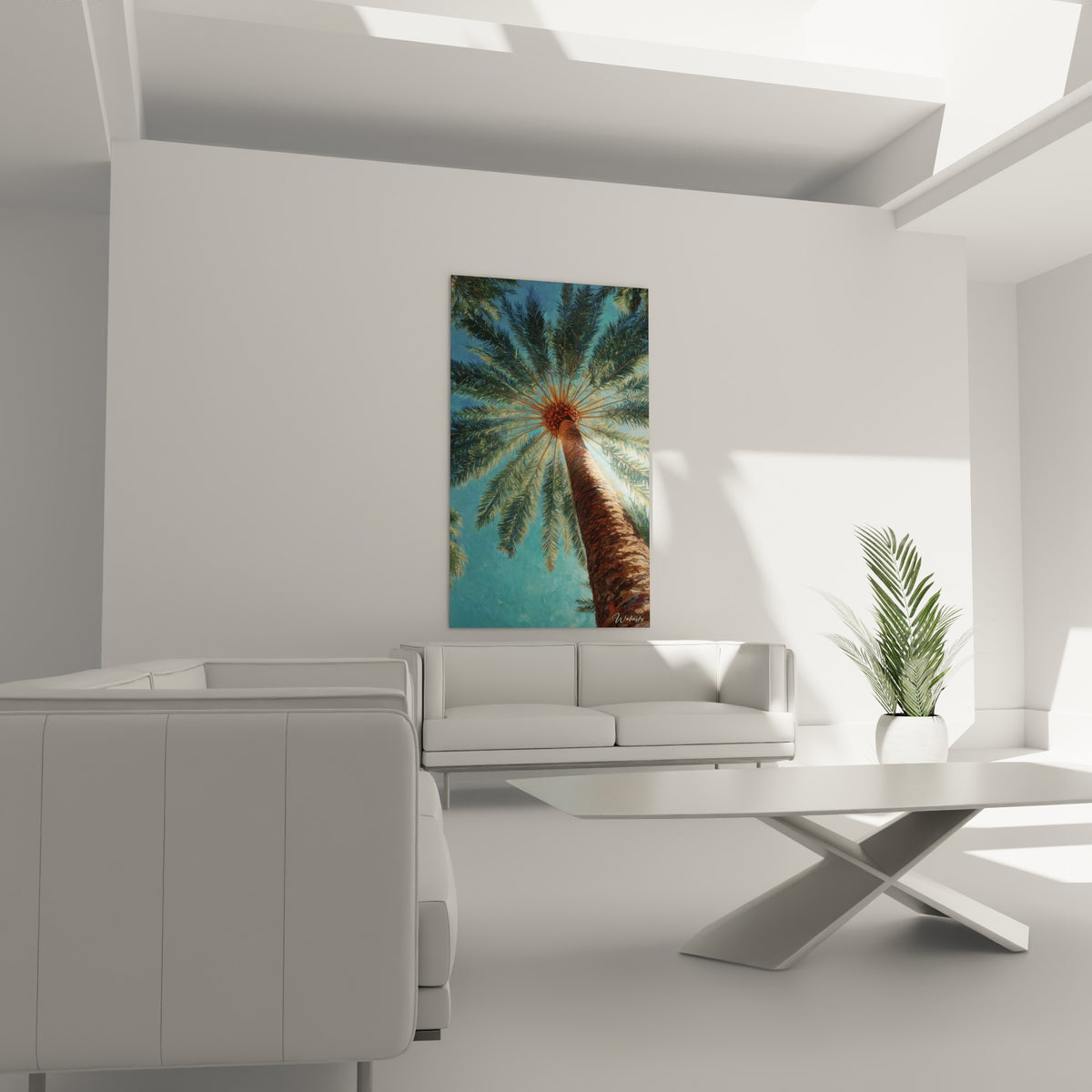 Ciel turquoise et feuillage vert olive du tableau palmier au-dessus d'un canapé dans un salon lumineux