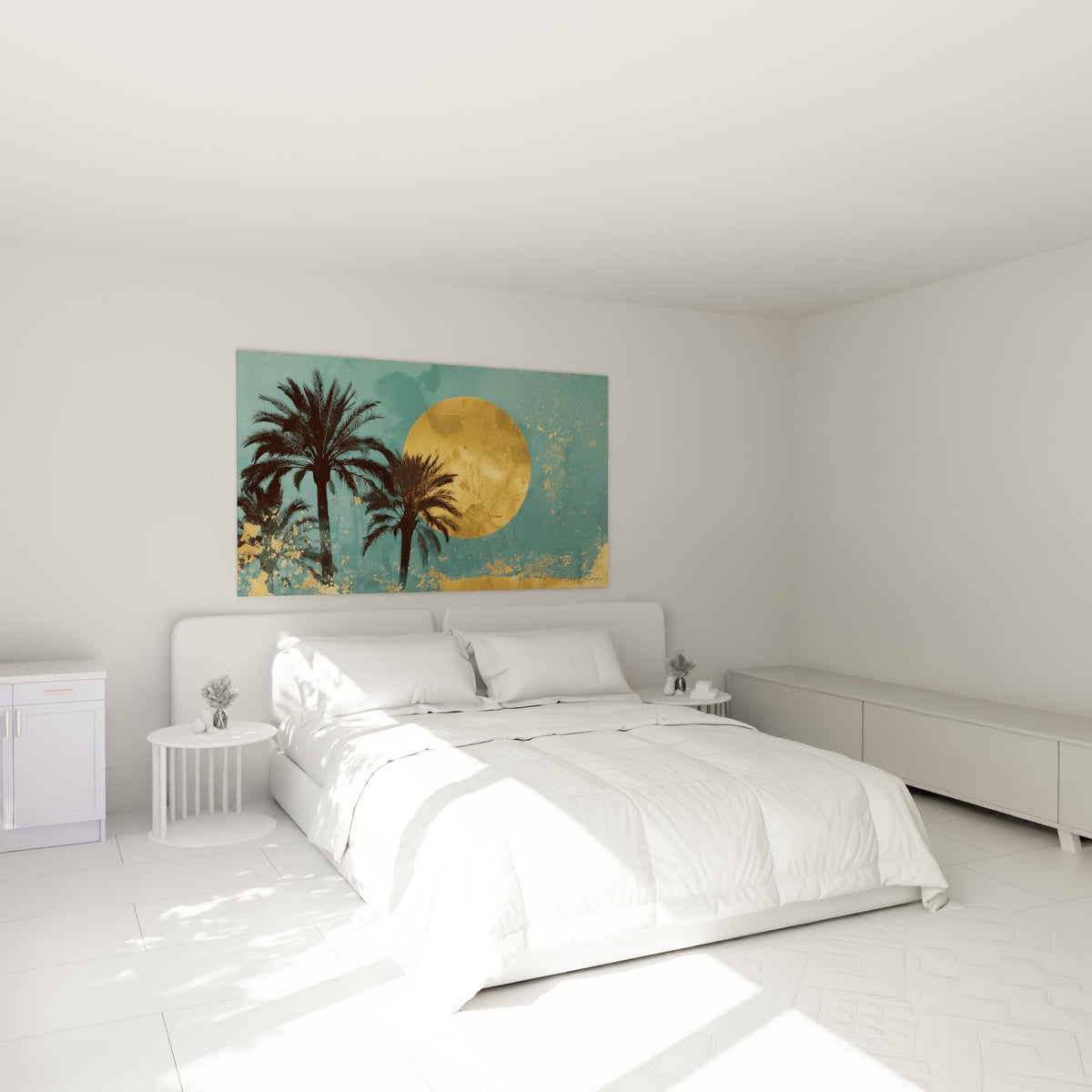 Silhouettes de palmiers et disque doré au-dessus d'un lit dans une chambre claire
