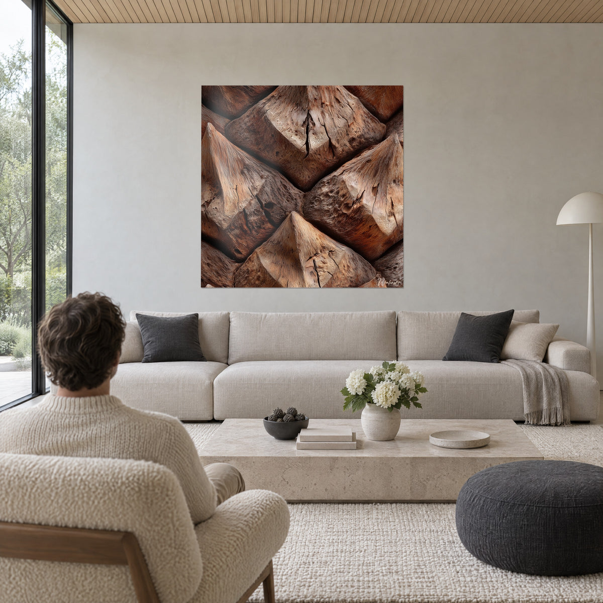 Gemälde Palmenrinde mit pyramidenförmigen Schuppen in Rotbraun und Beige, dunkle Risse, über einem Sofa in einem hellen Wohnzimmer