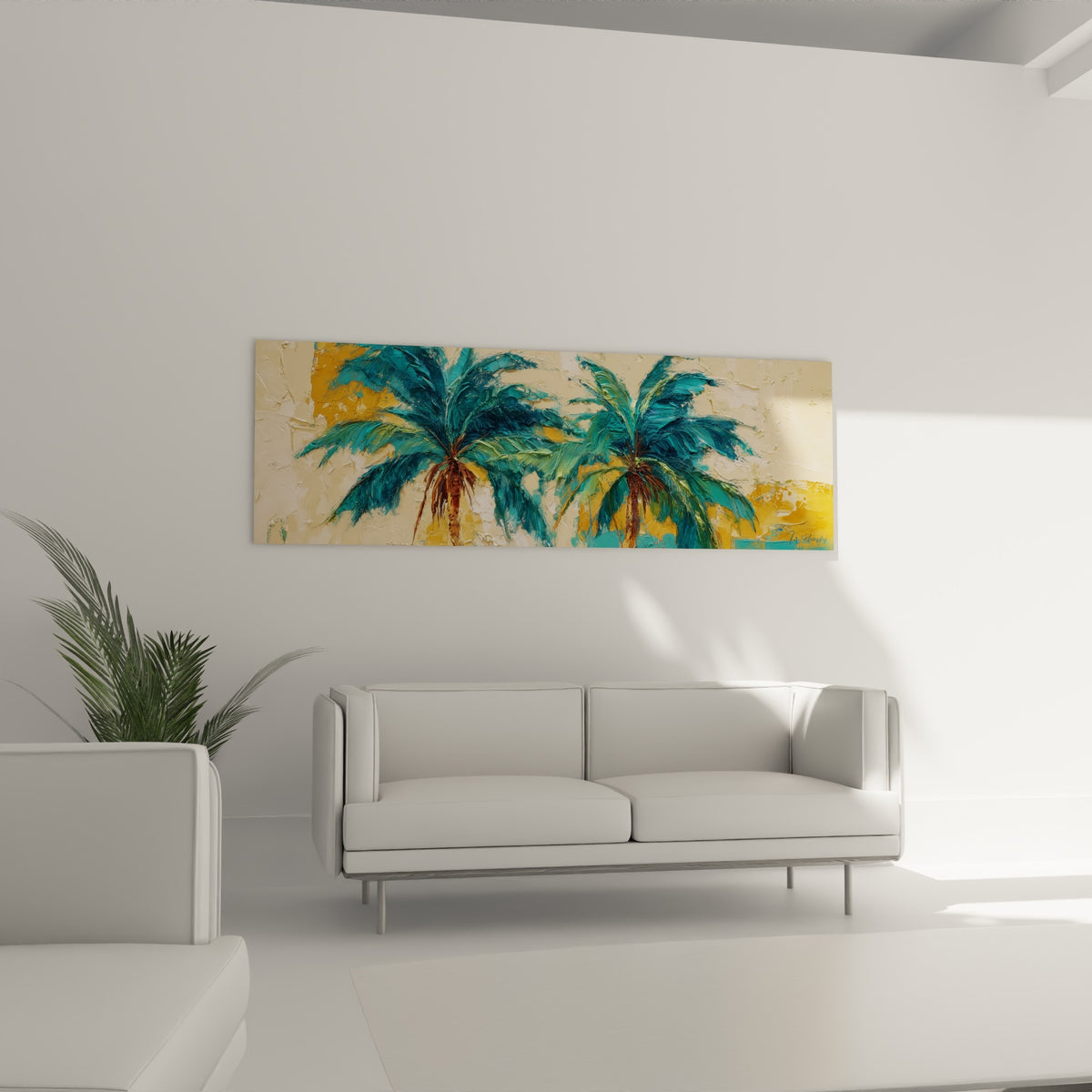 Palmiers verts et dorés à la matière épaisse, disposés au-dessus d'un canapé dans un salon lumineux