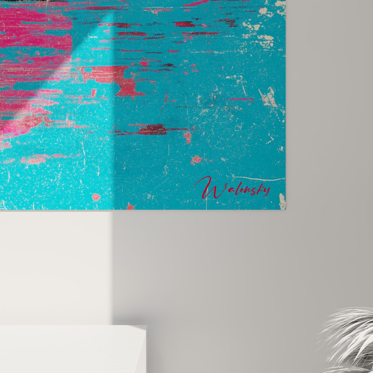 Détail du grain craquelé montrant les teintes corail et fuchsia mêlées à l'eau turquoise du tableau