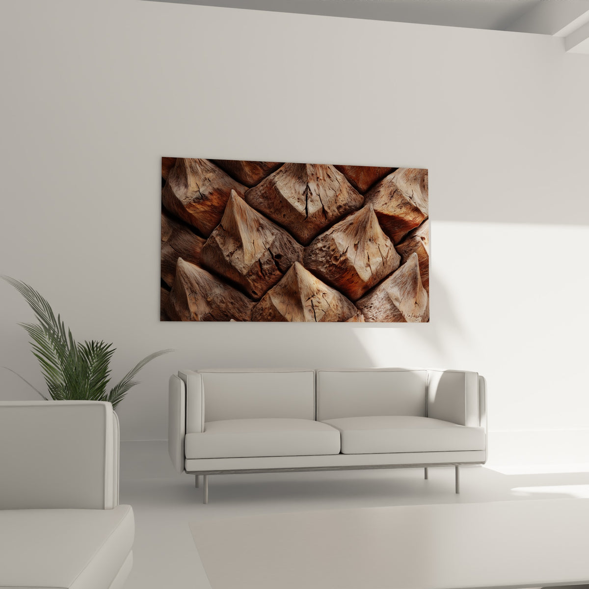Pyramides d'écorce brune et beige d'un palmier, suspendues au-dessus d'un canapé dans un salon lumineux