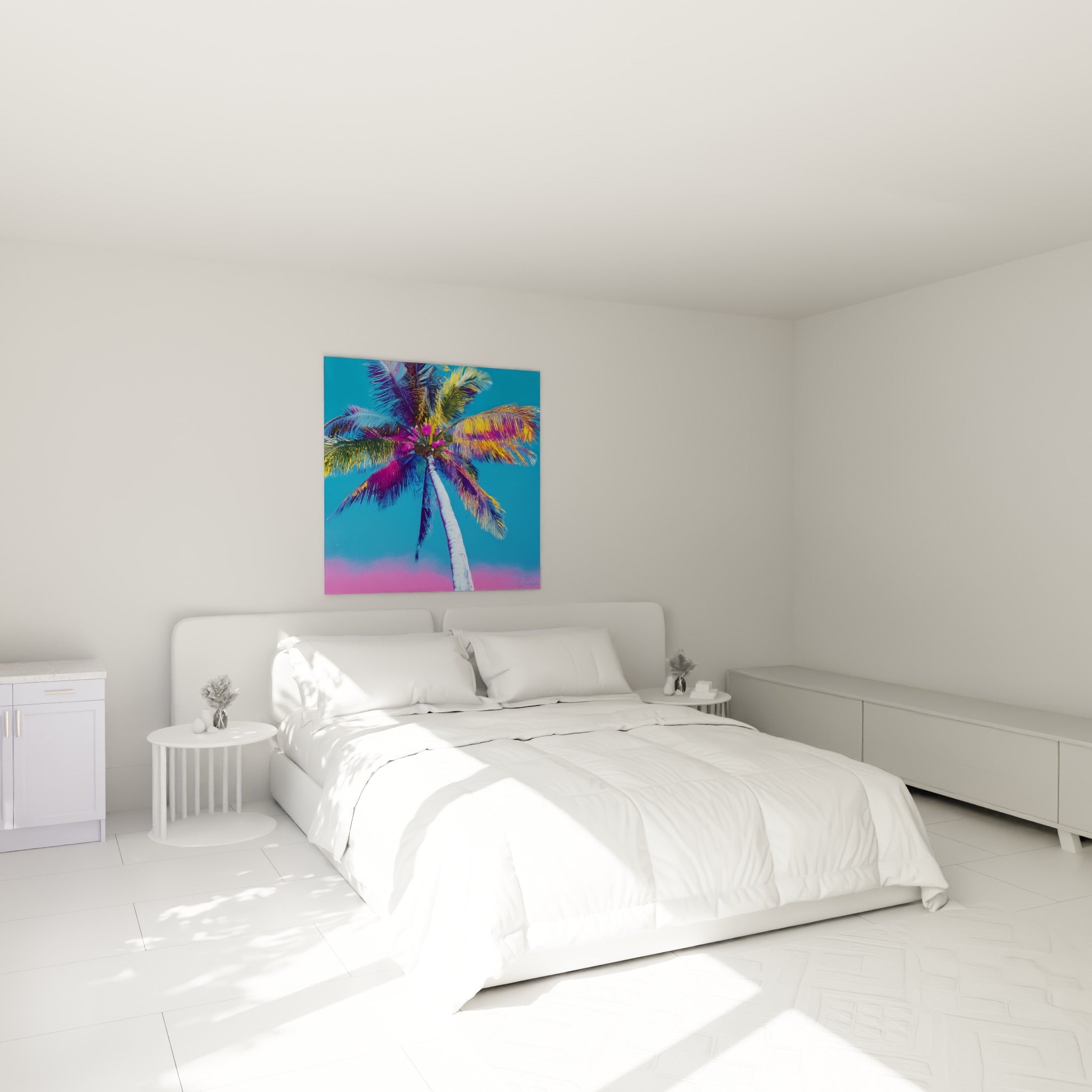 Feuillage tropical bleu et rose vif du palmier au-dessus d'un lit dans une chambre claire