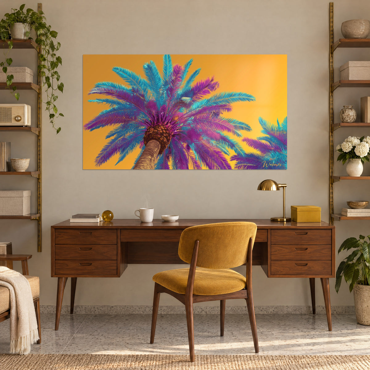 Tableau frondes plumeuses turquoise et magenta sur ciel orangé éclatant, accroché au-dessus d'un bureau en bois et d'une chaise moutarde