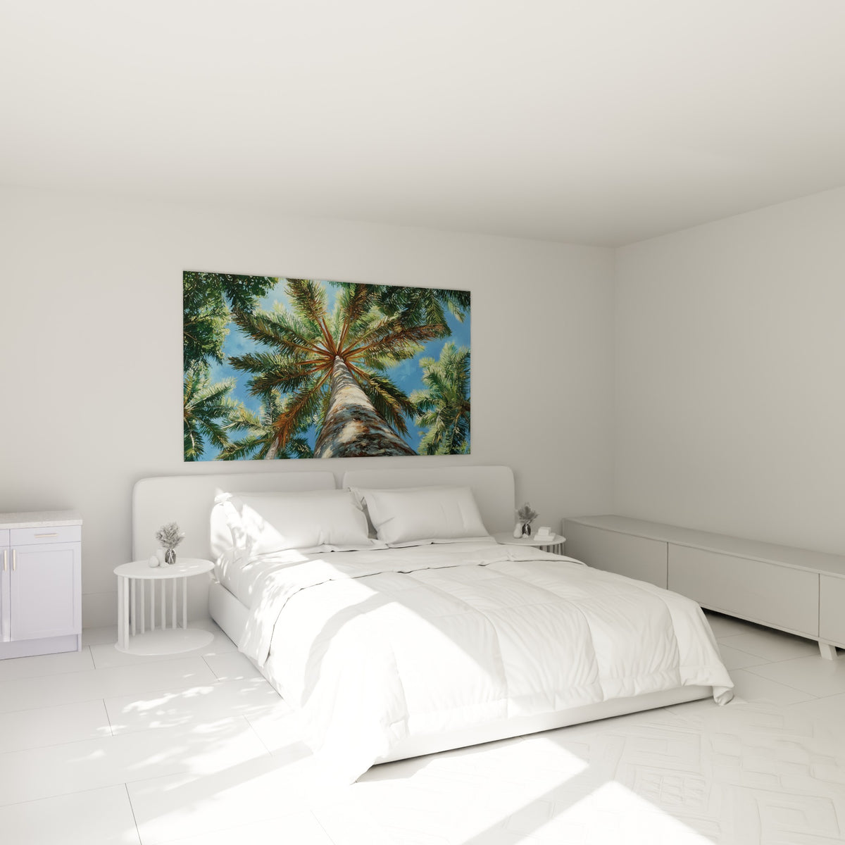 Feuillage vert et tronc brun du palmier accrochés au-dessus d'un lit dans une chambre claire
