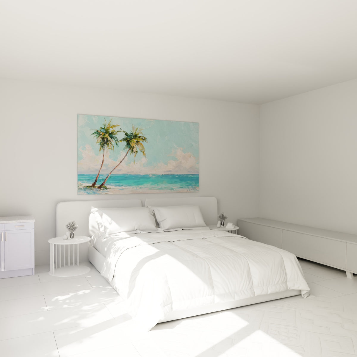Deux palmiers verts et troncs bruns entrelacés au-dessus d'un lit dans une chambre claire