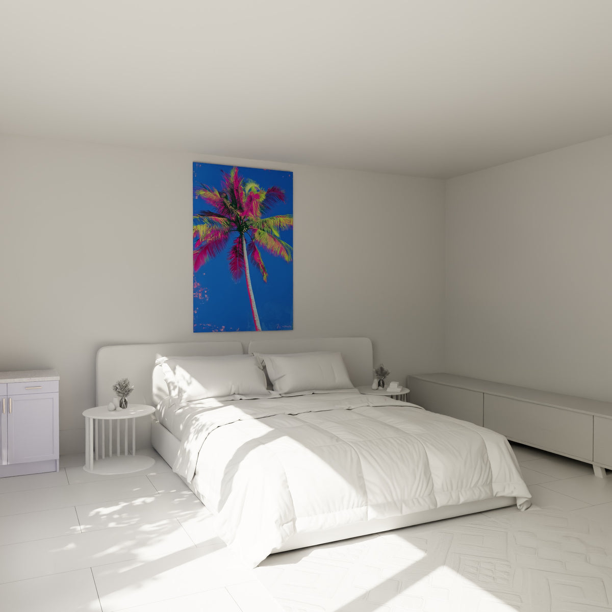 Silhouette de palmier fuchsia et bleu électrique accrochée au-dessus d'un lit dans une chambre claire
