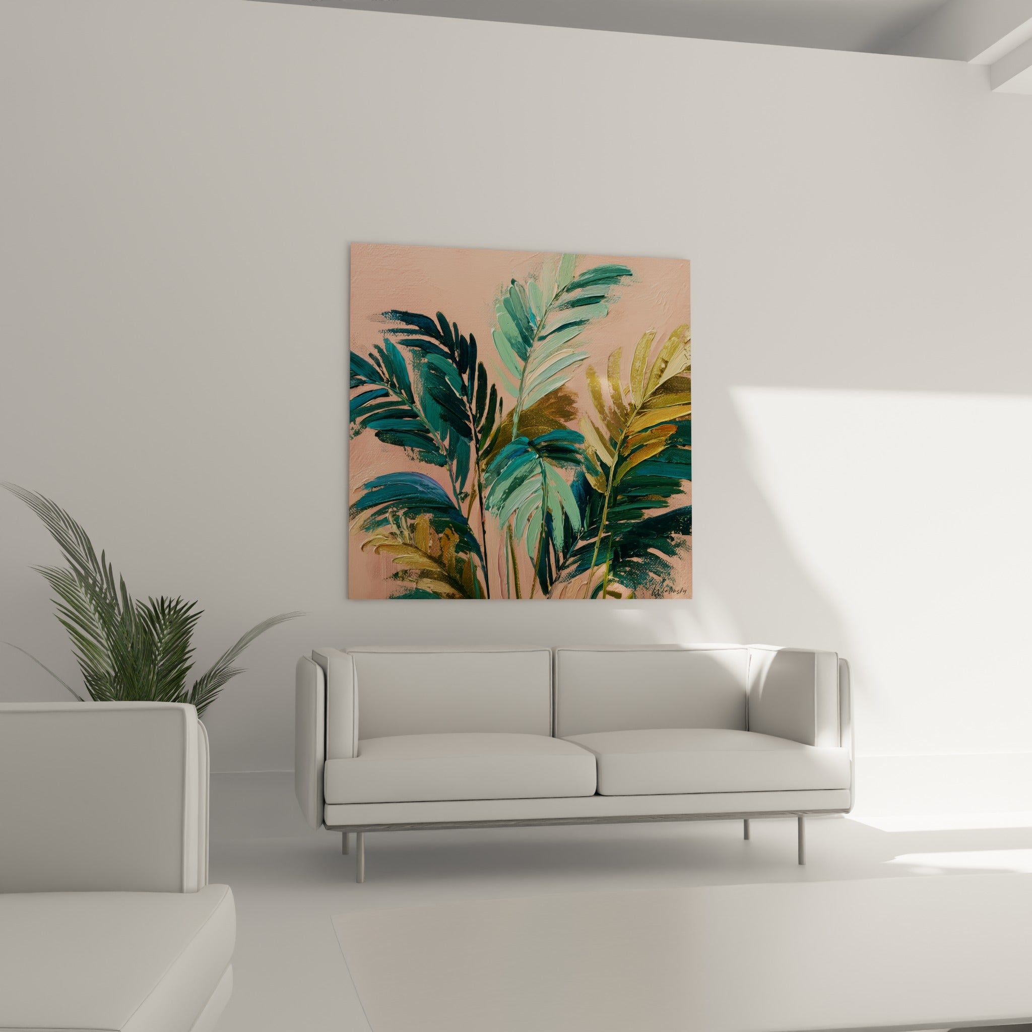 Palmes tropicales vert émeraude et rose poudré accrochées au-dessus d'un canapé dans un salon lumineux