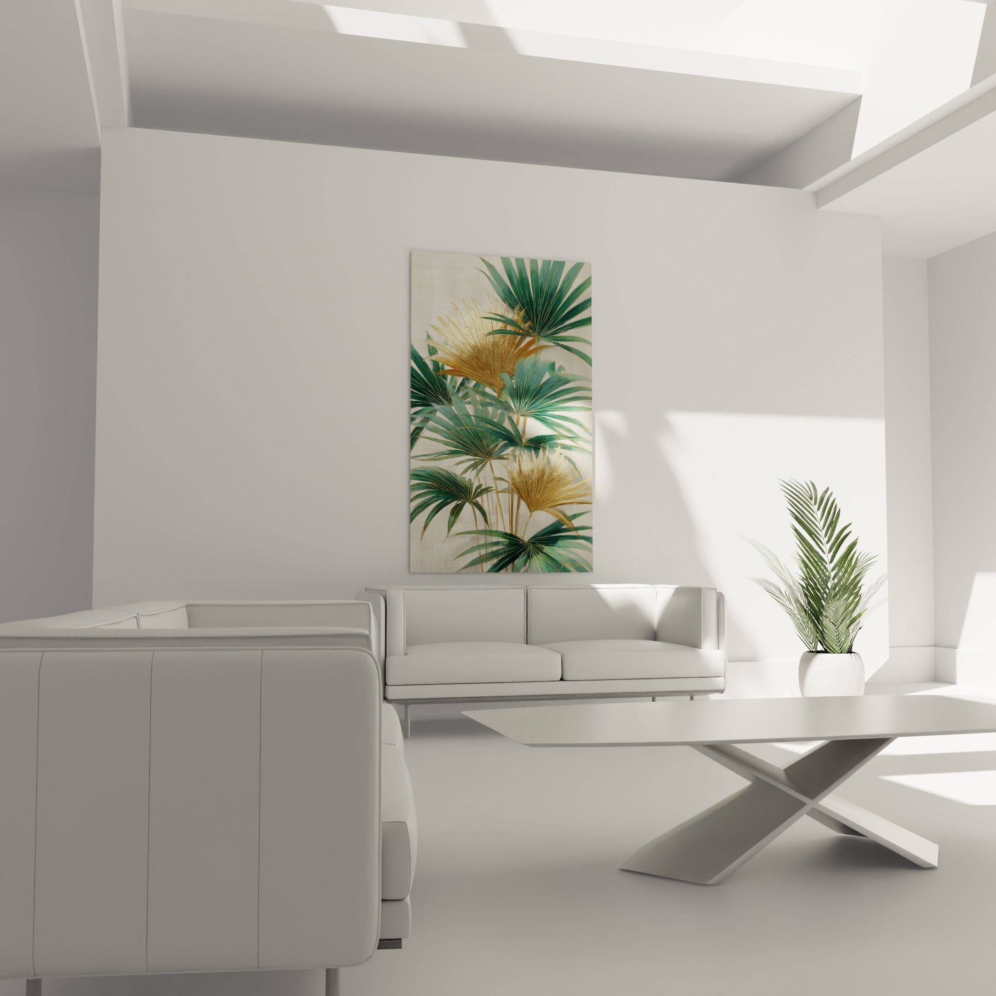 Palmes tropicales vertes et dorées disposées au-dessus d'un canapé dans un salon lumineux