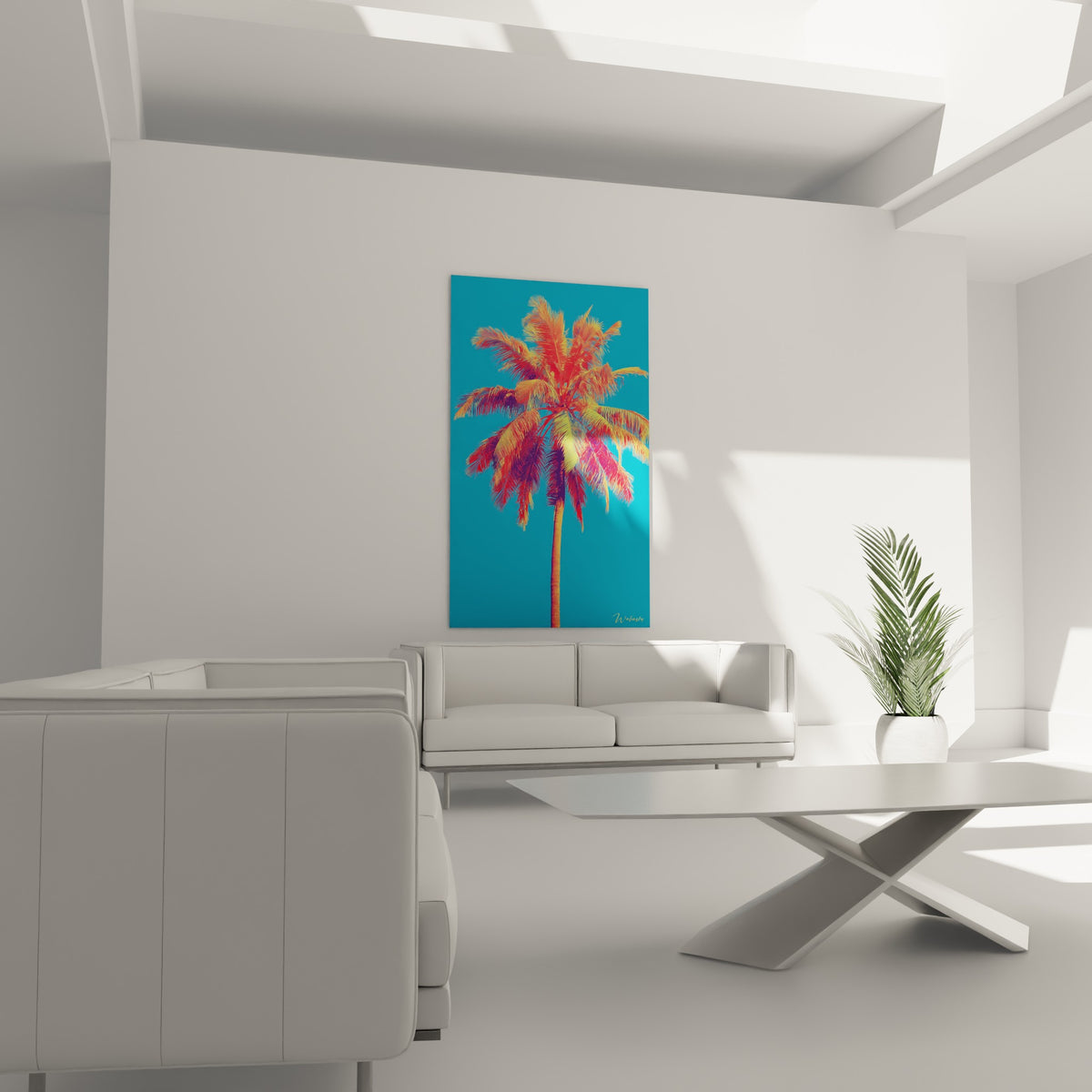 Feuillage tropical corail et violet du palmier accroché au-dessus d'un canapé dans un salon lumineux