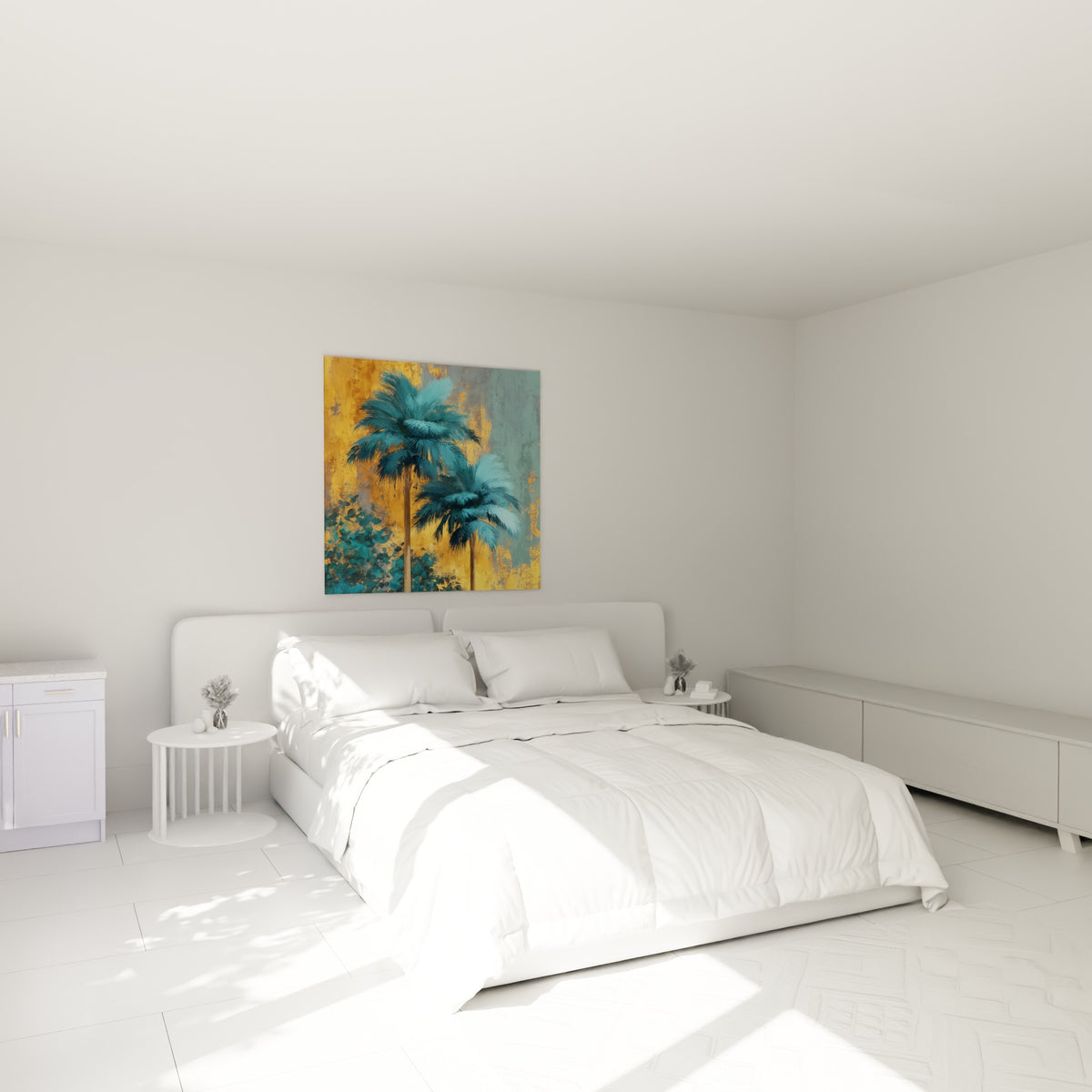 Deux palmiers bleu sarcelle sur fond doré accrochés au-dessus d'un lit dans une chambre claire